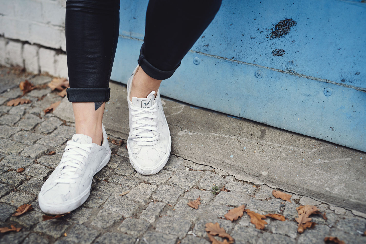 Find all the details on my blog | wearing a rain coat from Stutterheim and marble sneakers | November