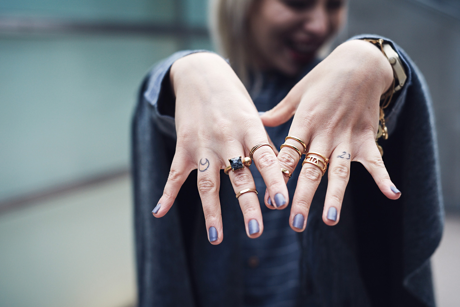 more details on my blog | grey outfit | fashion blogger from Berlin | featuring Karl Lagerfeld, Riani, Converse