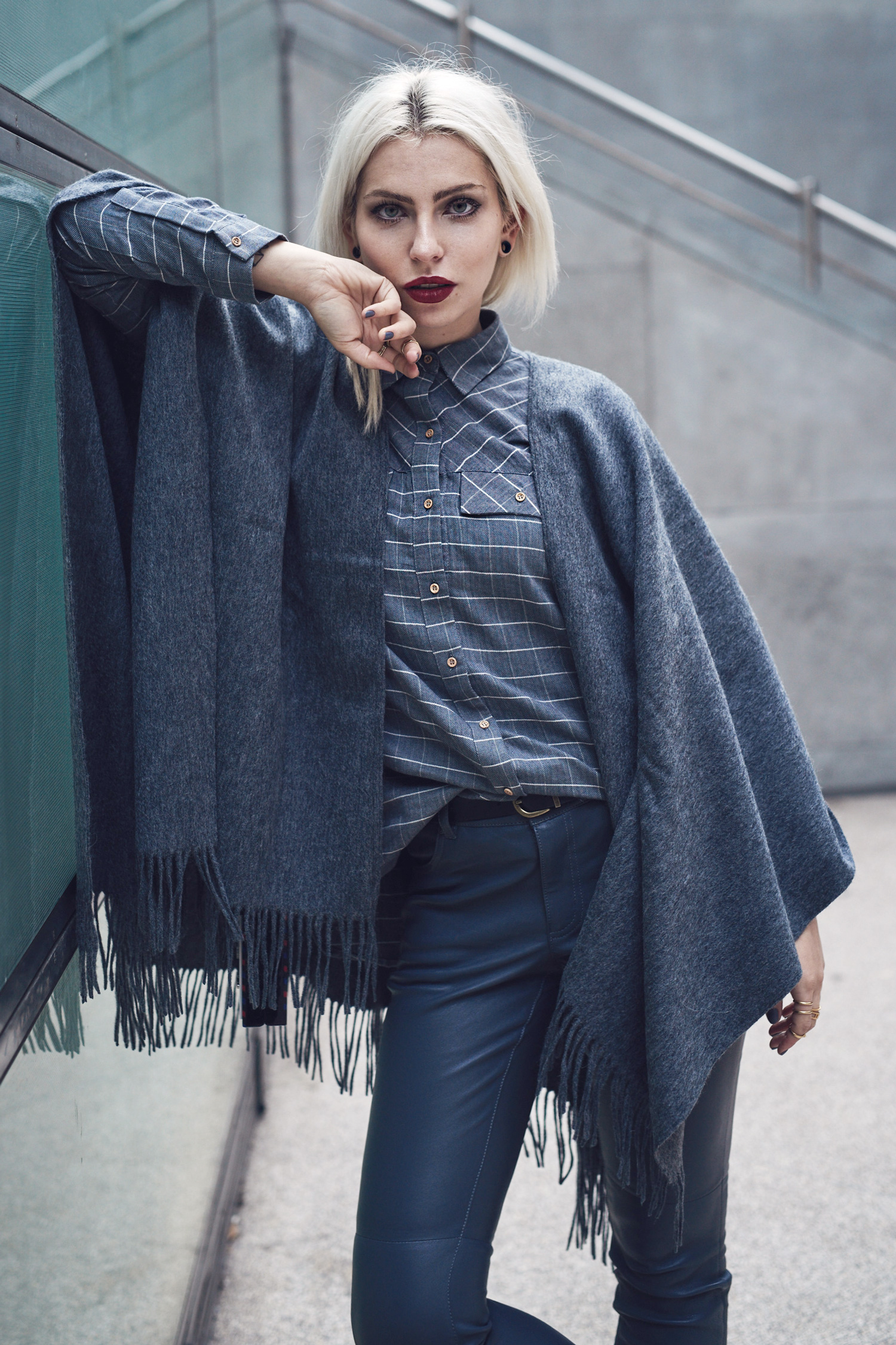 more details on my blog | grey outfit | fashion blogger from Berlin | featuring Karl Lagerfeld, Riani, Converse