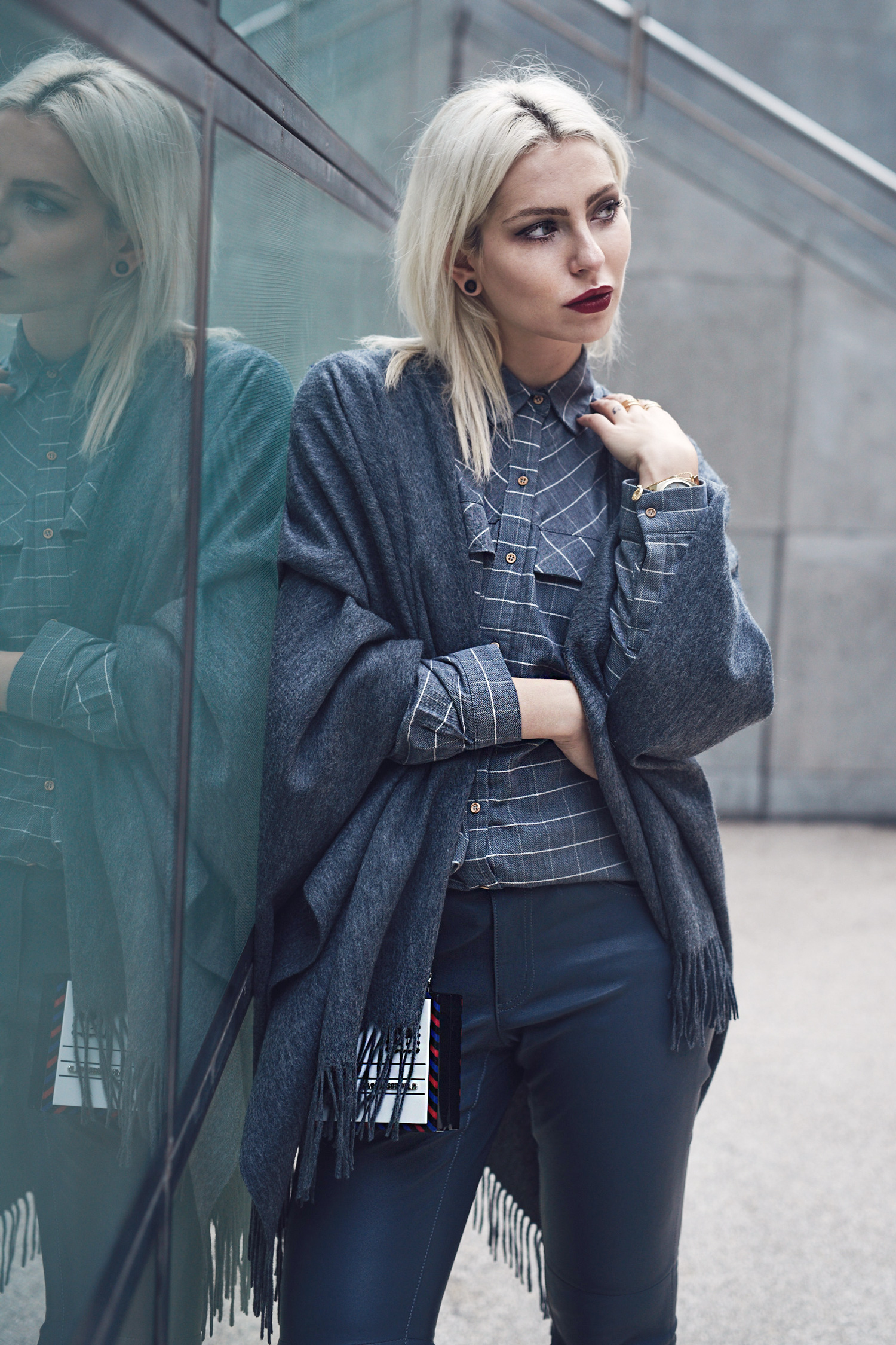 more details on my blog | grey outfit | fashion blogger from Berlin | featuring Karl Lagerfeld, Riani, Converse