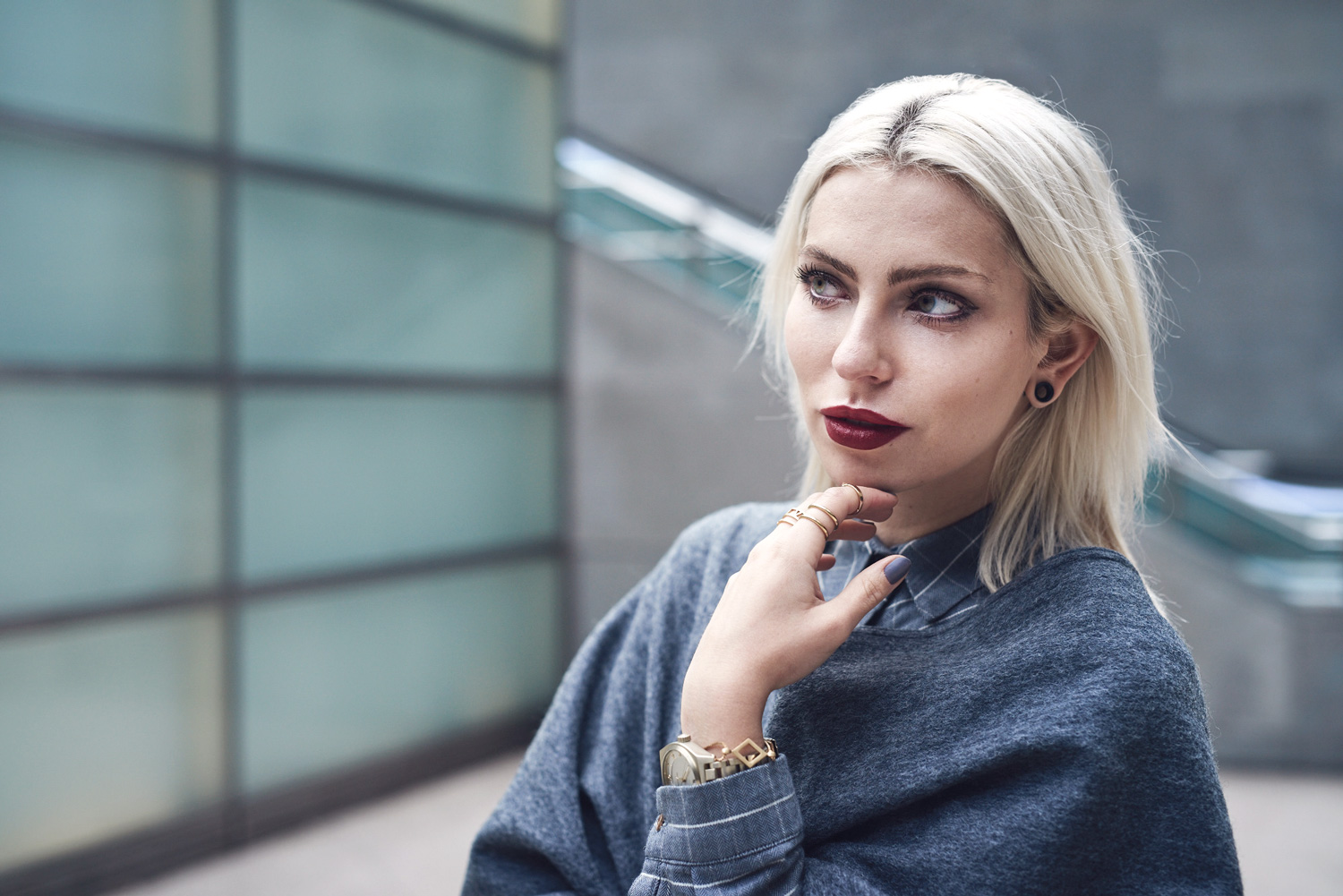 more details on my blog | grey outfit | fashion blogger from Berlin | featuring Karl Lagerfeld, Riani, Converse