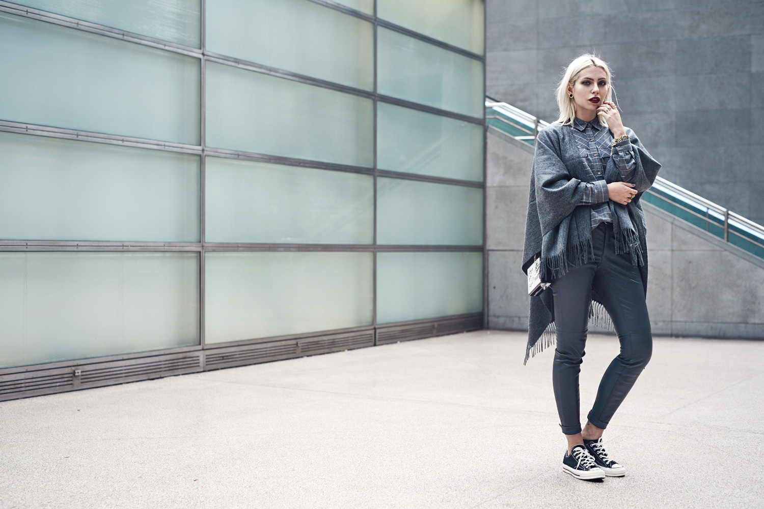 more details on my blog | grey outfit | fashion blogger from Berlin | featuring Karl Lagerfeld, Riani, Converse