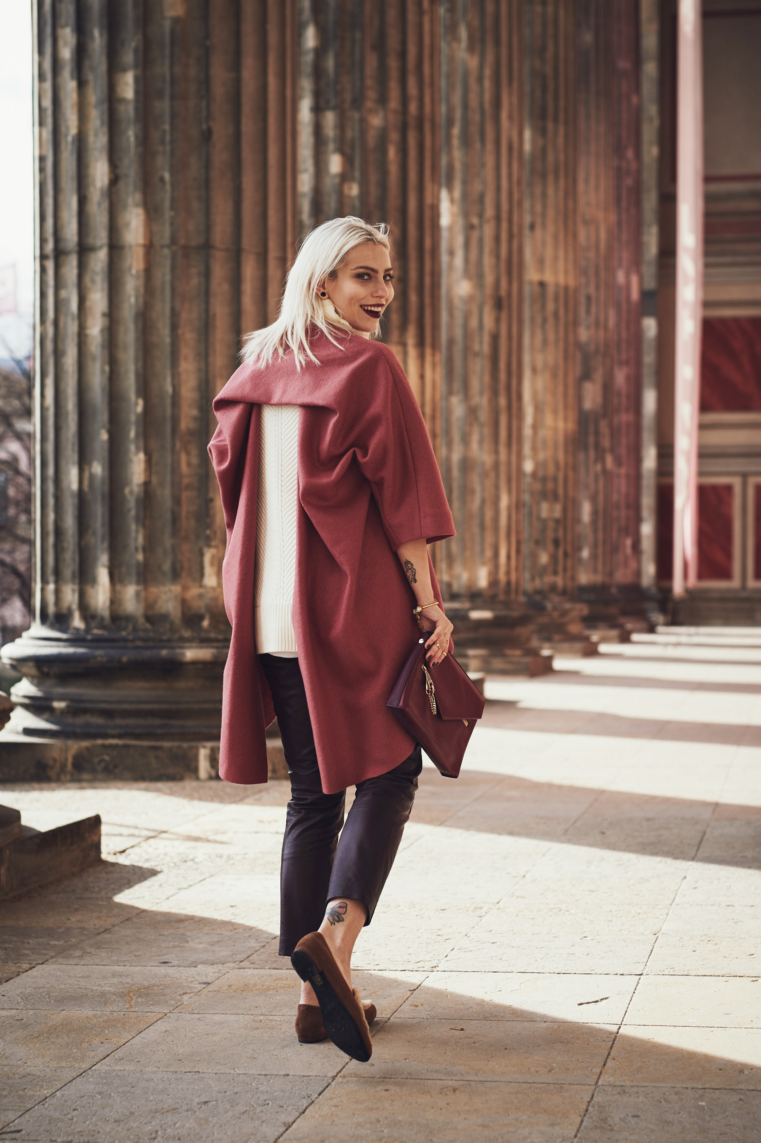 View more details on my blog | street style from Berlin | wearing Vince, Cos and Chloe | burgundy & red | via Masha Sedgwick | fashion blog 