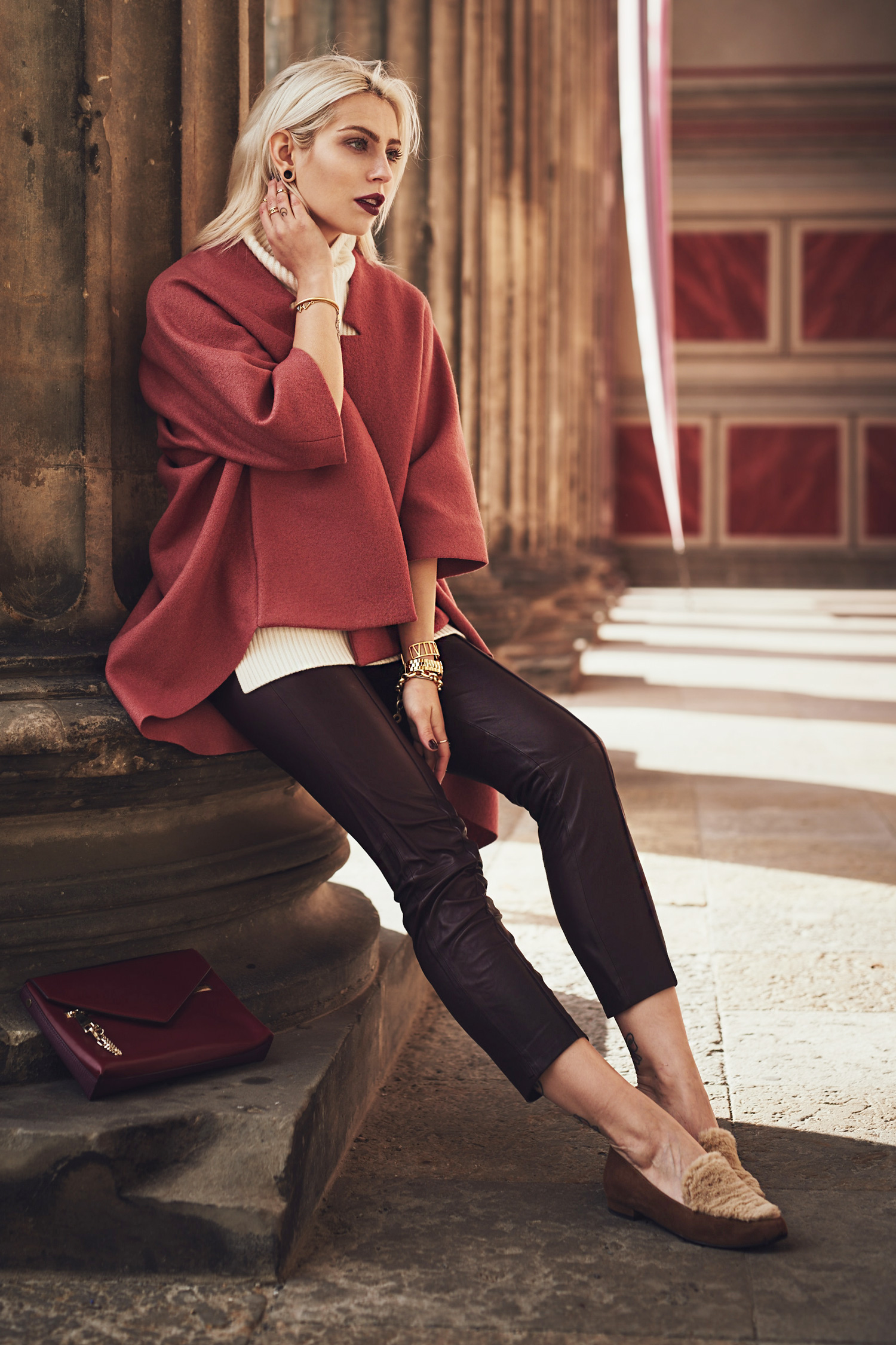 View more details on my blog | street style from Berlin | wearing Vince, Cos and Chloe | burgundy & red | via Masha Sedgwick | fashion blog 