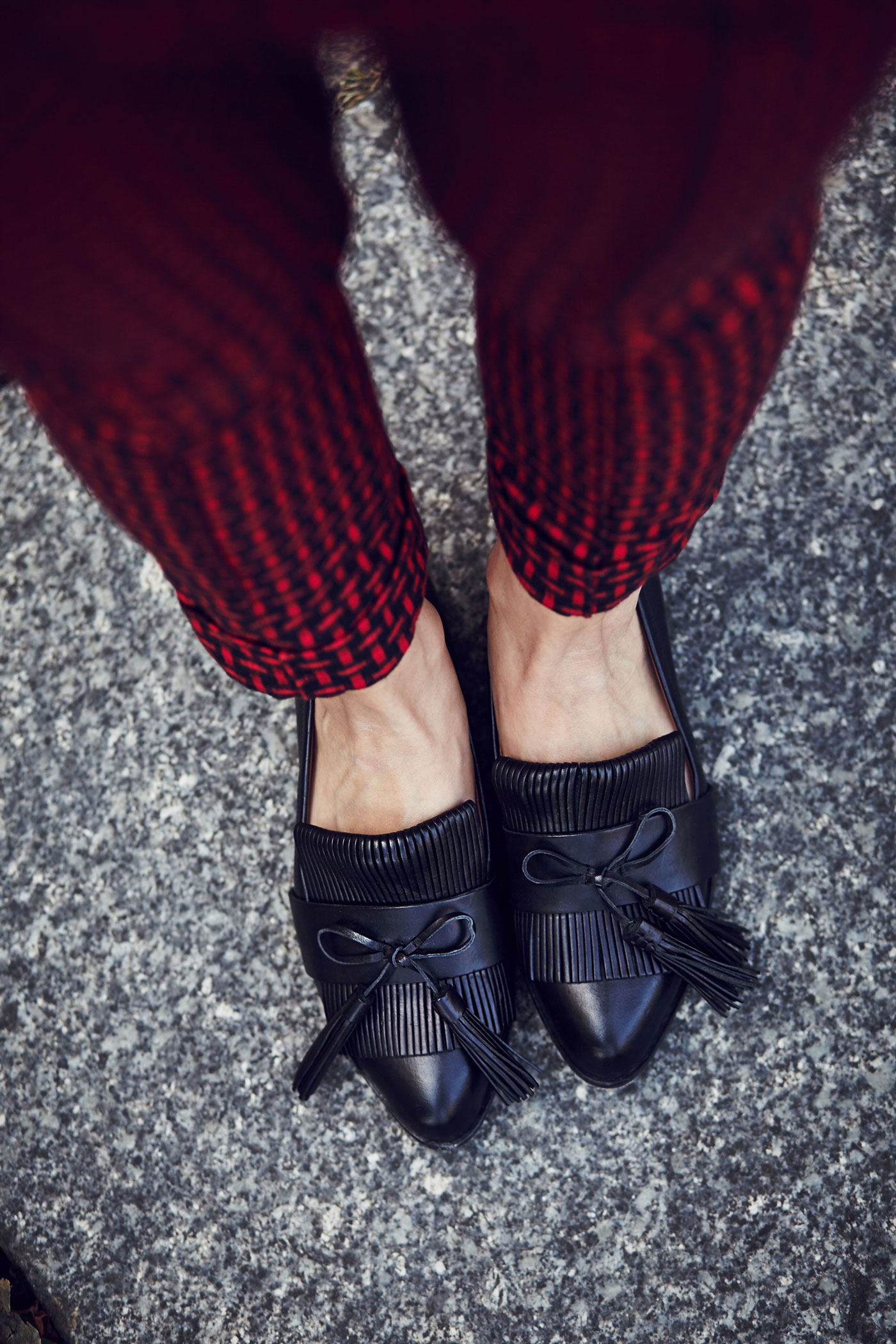 Masha Sedgwick, fashion blogger from Berlin is wearing a red two piece combined with a red Moschino bag and black loafers | Outfit