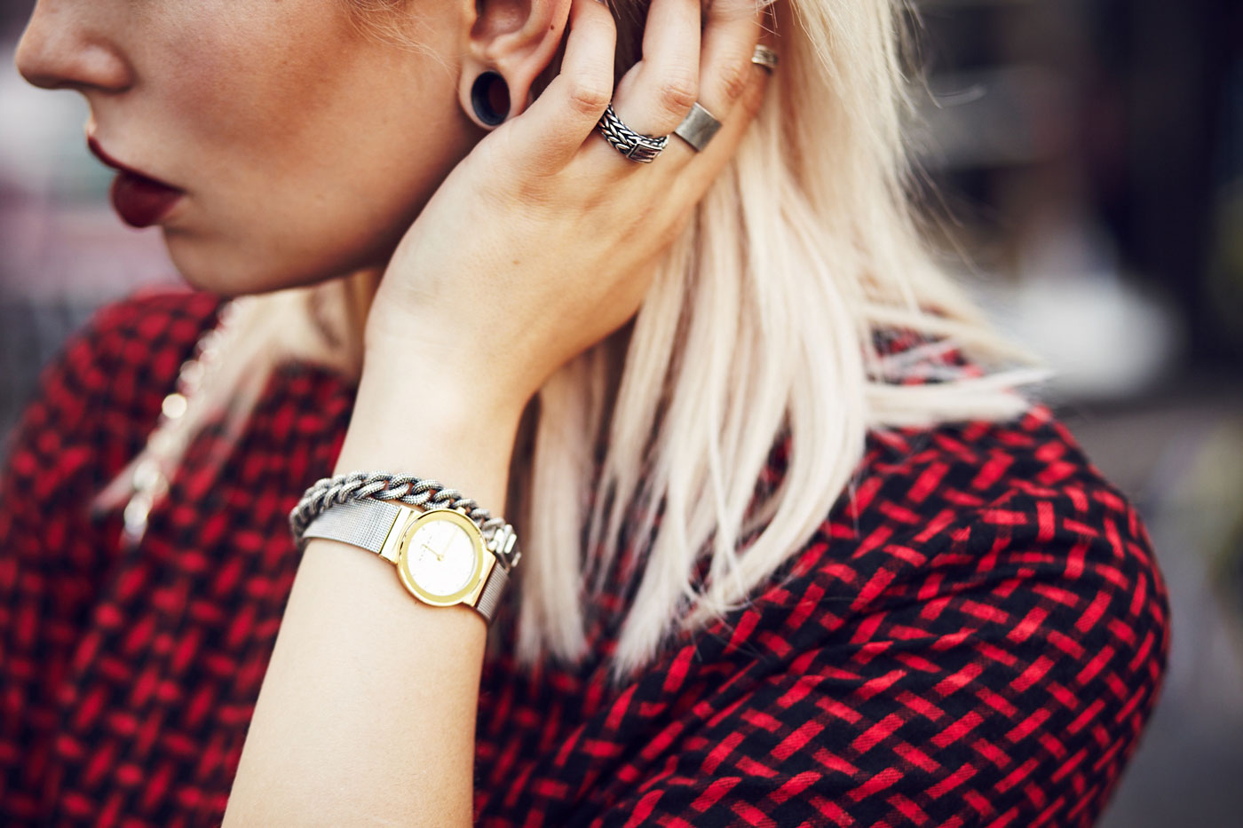 Masha Sedgwick, fashion blogger from Berlin is wearing a red two piece combined with a red Moschino bag and black loafers | Outfit