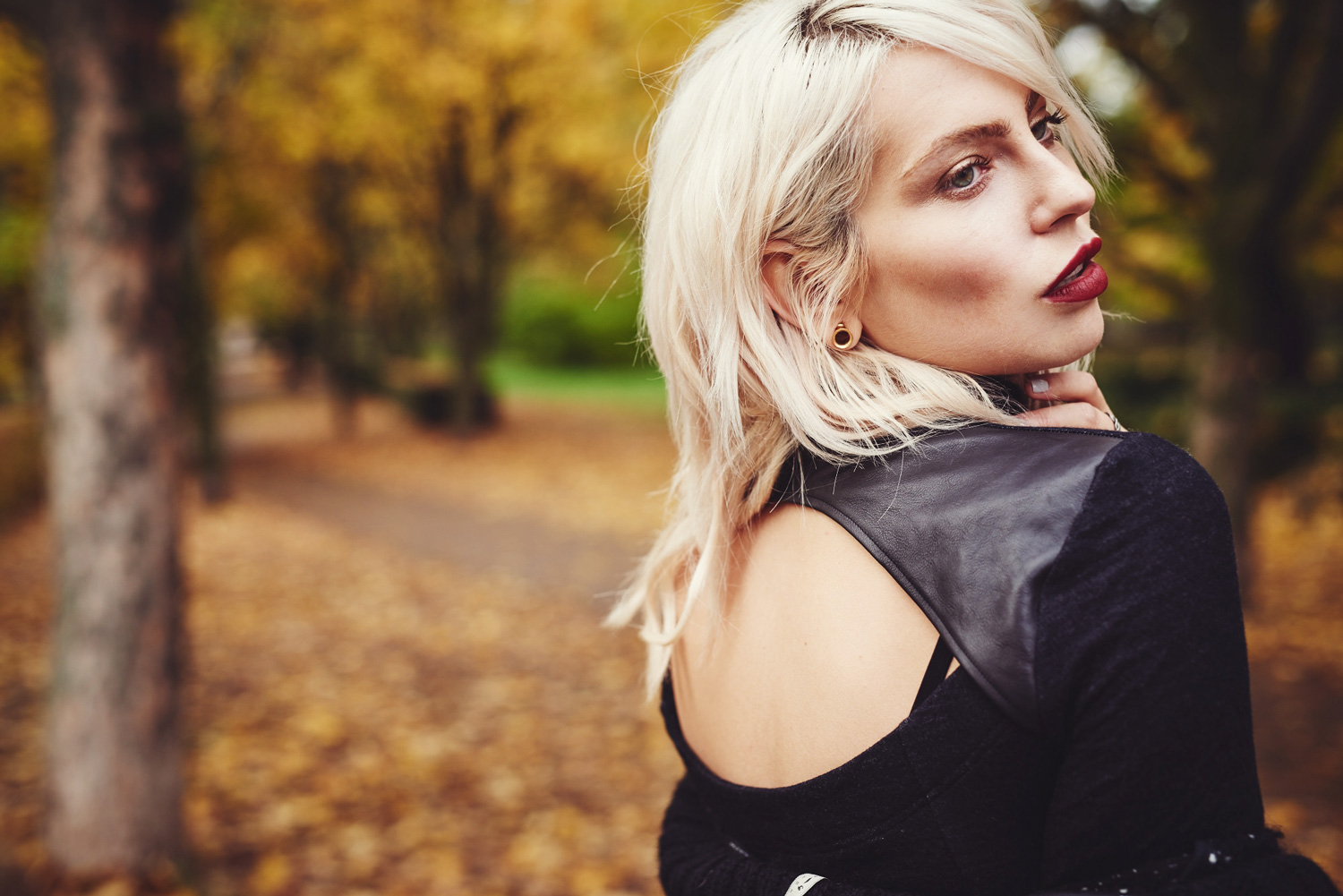 view all the details on my blog | fall/autumn outfit | comfy & black style | via Masha Sedgwick, fashion blogger from Berlin
