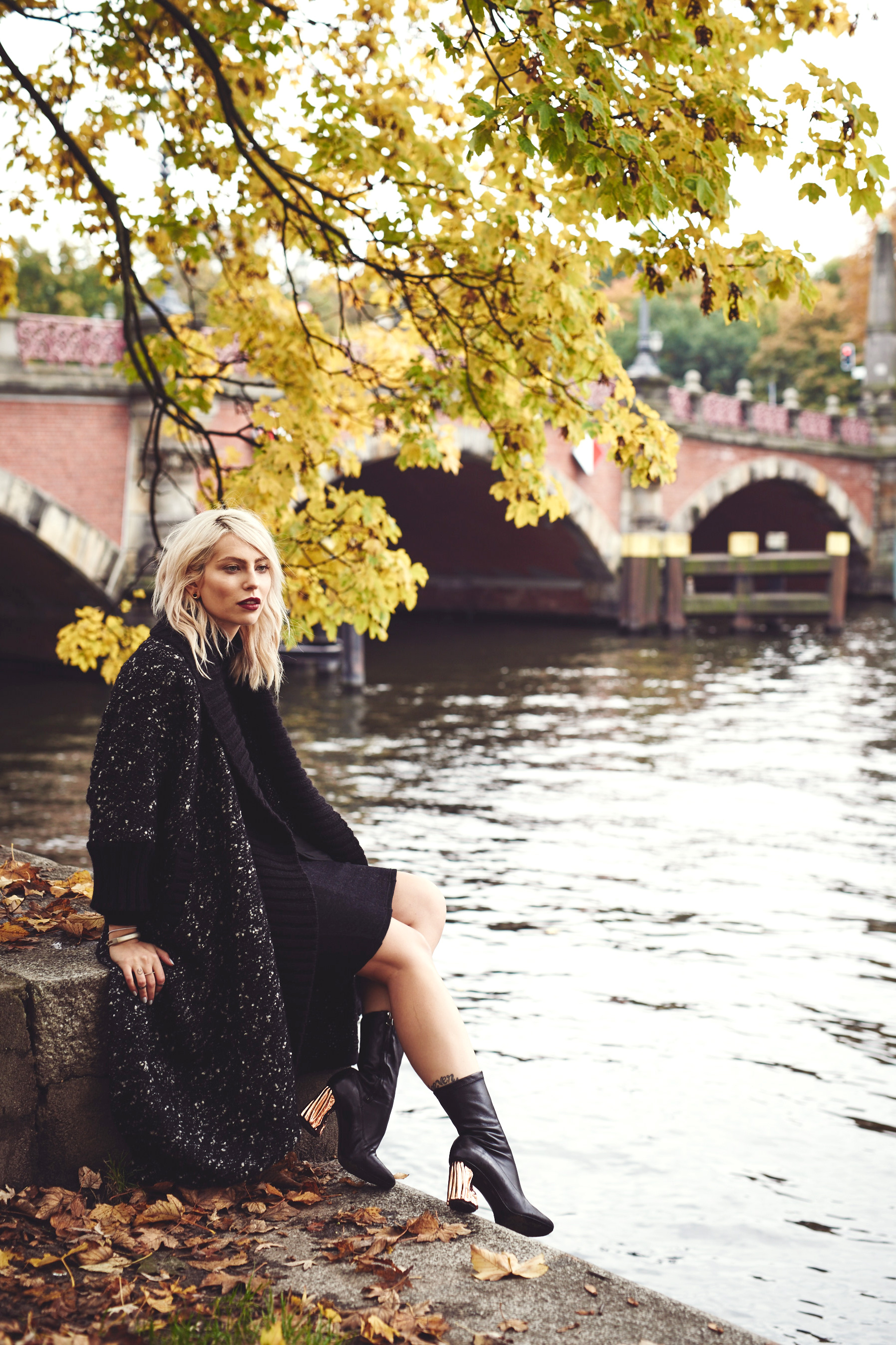 view all the details on my blog | fall/autumn outfit | comfy & black style | via Masha Sedgwick, fashion blogger from Berlin