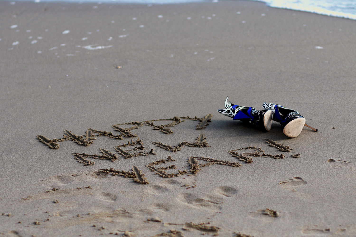 view more details on my blog | wearing a blue, strapless jumpsuit at the beach | 5 Preview | Sergio Rossi | Outfit, Fashion, Beach, Editorial | happy new year