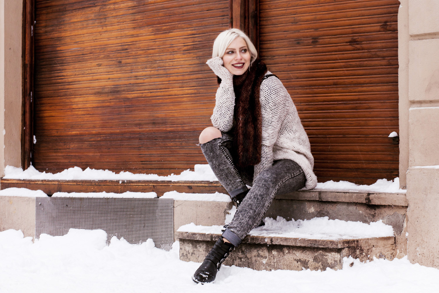view more details on my blog | wearing boots from Stuart Weizman, fake fur, a snakeprint bag from rag & bone and a grey coat | winter street style | outfit