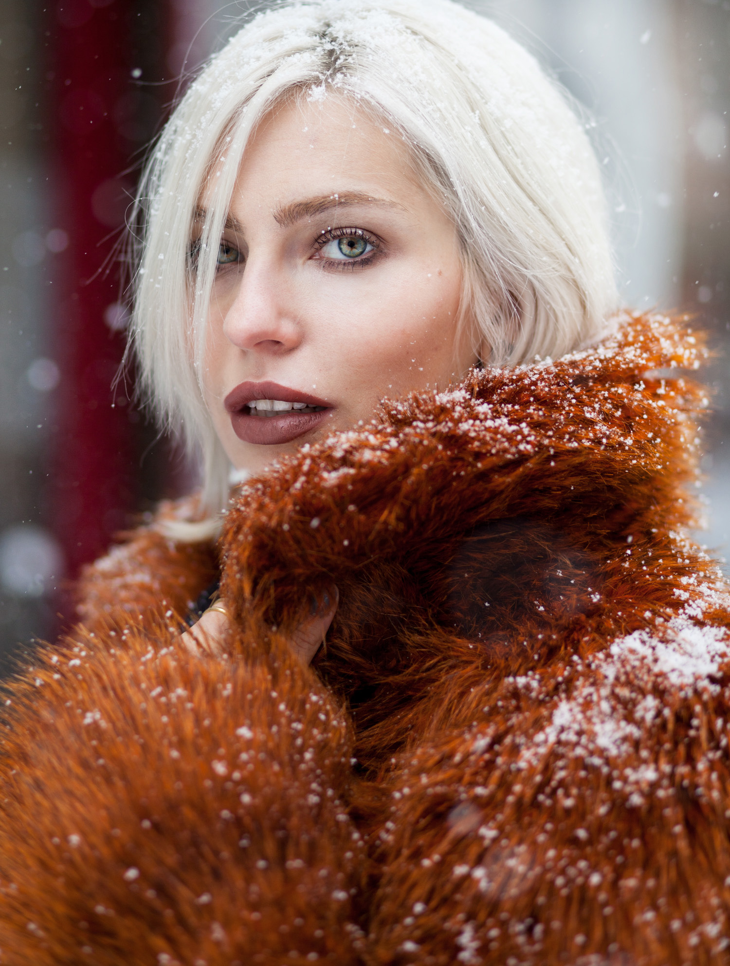 view all the details on my blog | winter wonderland outfit for minus degrees | fake fur coat from Weekday, blue jeans, Stuart Weitzman boots, Saint Laurent bag | street style, fashion, winter, warm, Berlin