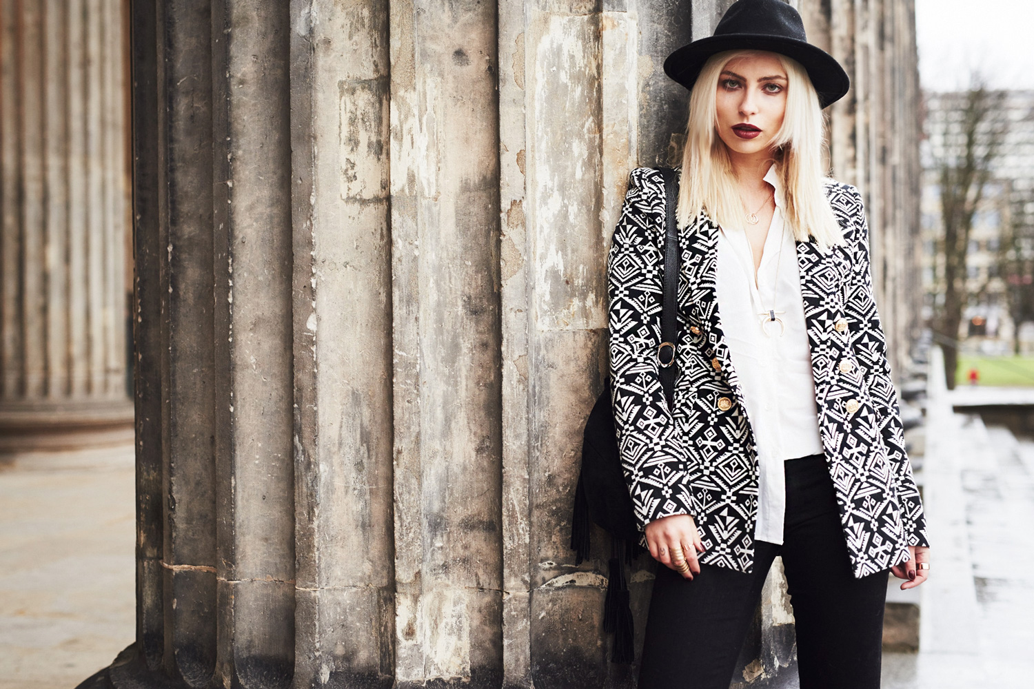 view more pictures on my blog | Winter boho outfit | Edited blazer with aztec pattern | black flared jeans | 70s trend