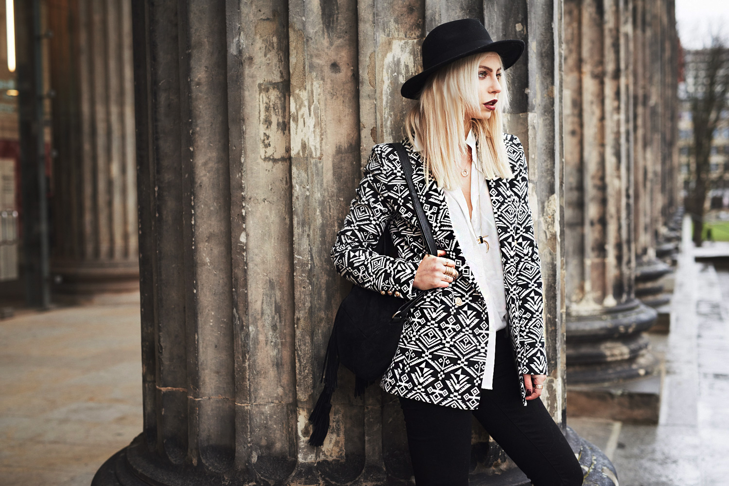 view more pictures on my blog | Winter boho outfit | Edited blazer with aztec pattern | black flared jeans | 70s trend