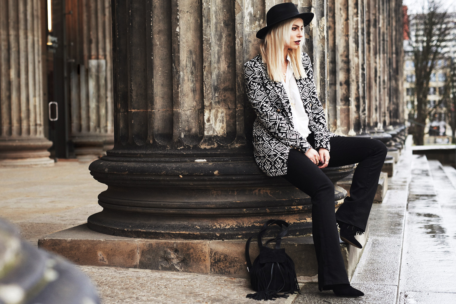 view more pictures on my blog | Winter boho outfit | Edited blazer with aztec pattern | black flared jeans | 70s trend