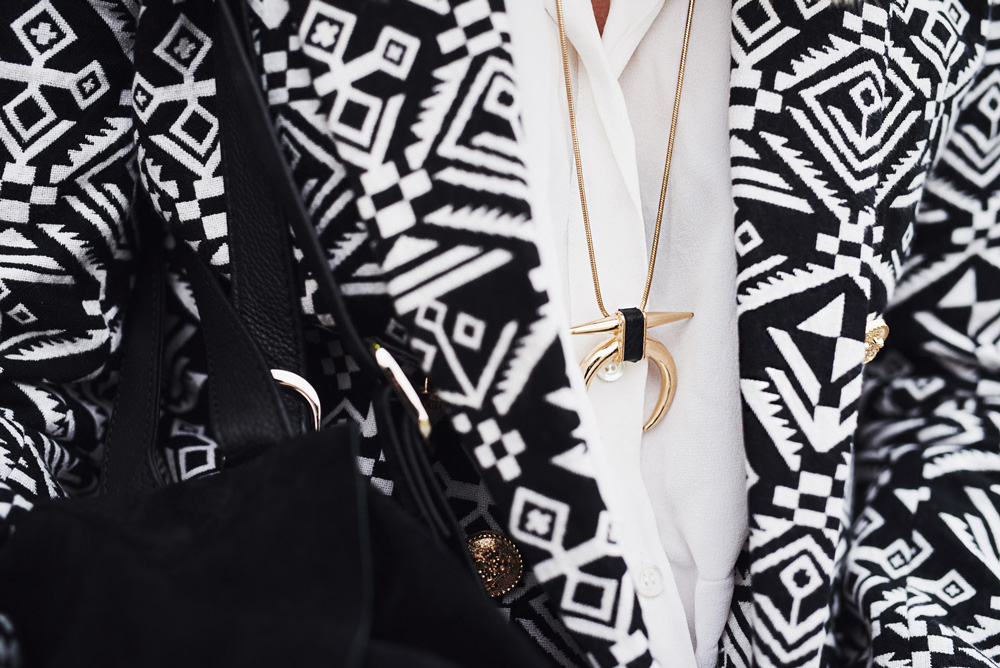 view more pictures on my blog | Winter boho outfit | Edited blazer with aztec pattern | black flared jeans | 70s trend