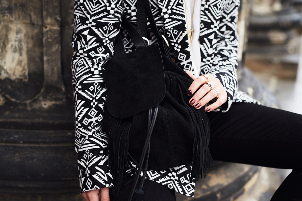 view more pictures on my blog | Winter boho outfit | Edited blazer with aztec pattern | black flared jeans | 70s trend