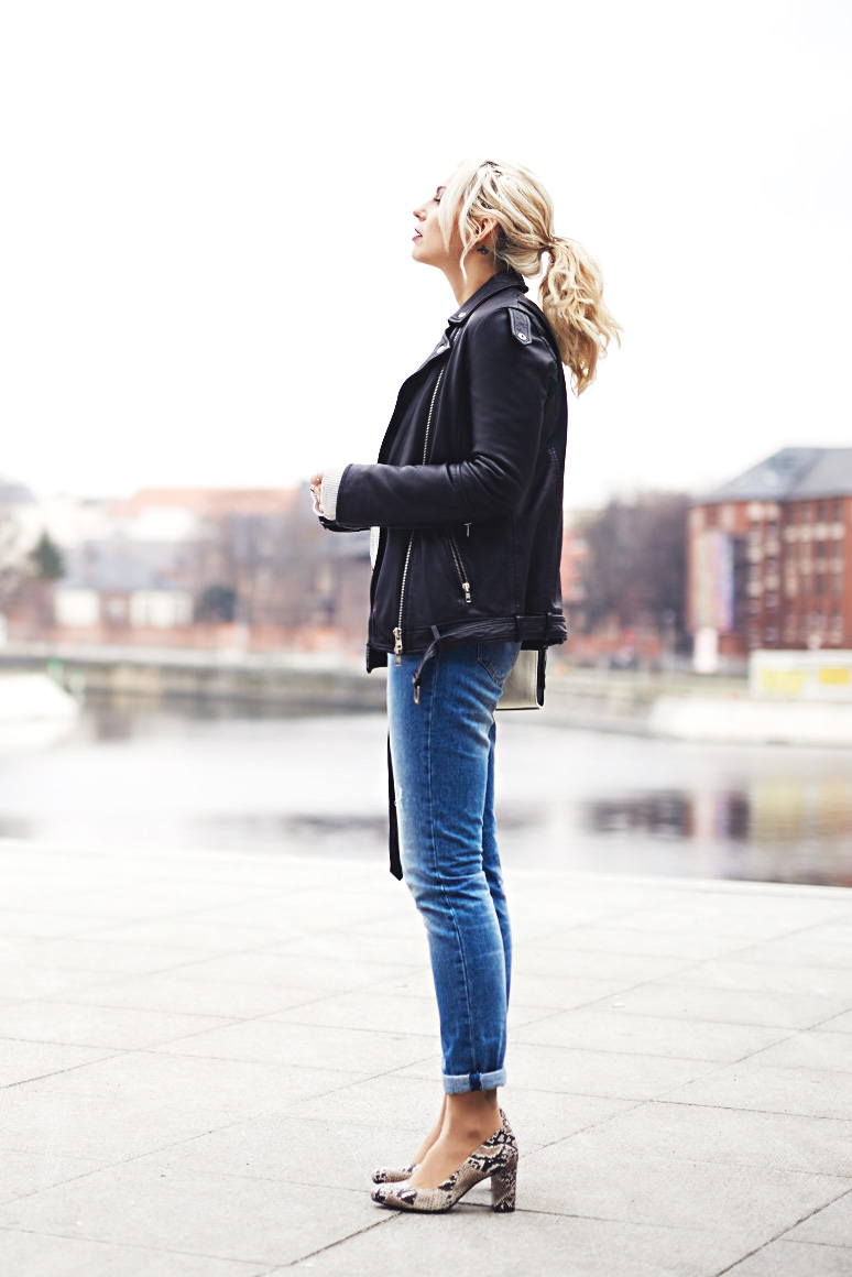 view all the details on my blog | labels: 3.1 Phillip Lim Soleil mini zip cross body bag, Zara Mom jeans, 50's snake pumps | fashion & style from Berlin