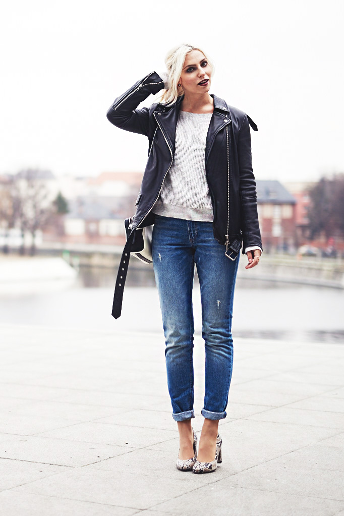 view all the details on my blog | labels: 3.1 Phillip Lim Soleil mini zip cross body bag, Zara Mom jeans, 50's snake pumps | fashion & style from Berlin