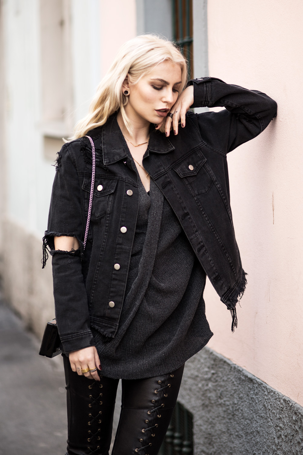 my outfit from the first day of Milan fashion week 2016 | view more details on my blog | featured: SLY010, H&M trend, Karl Lagerfeld Robot bag, laced up leather pants | grunge, all black