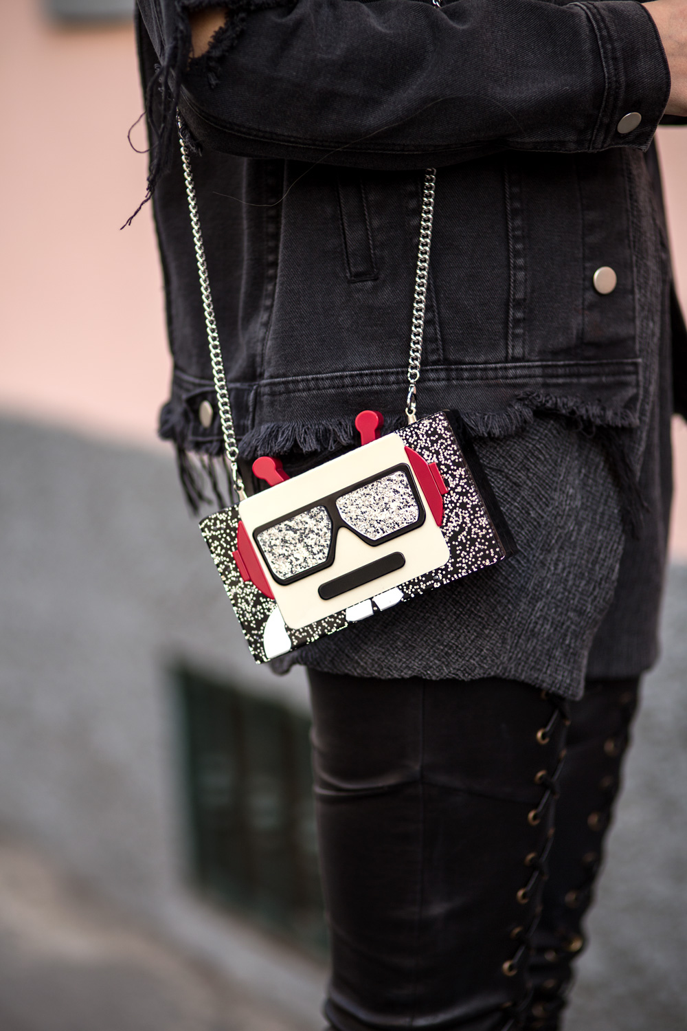 my outfit from the first day of Milan fashion week 2016 | view more details on my blog | featured: SLY010, H&M trend, Karl Lagerfeld Robot bag, laced up leather pants | grunge, all black