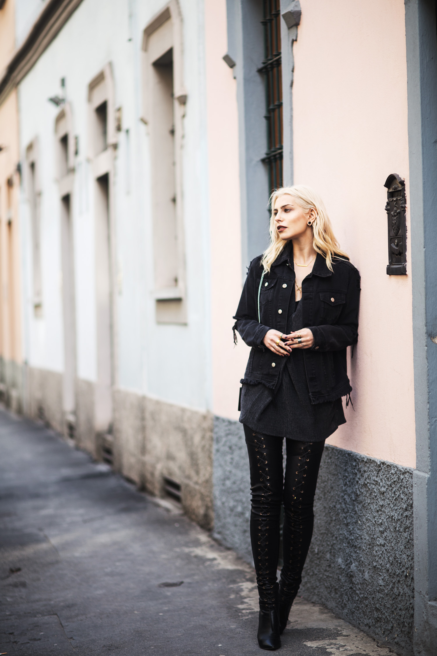 my outfit from the first day of Milan fashion week 2016 | view more details on my blog | featured: SLY010, H&M trend, Karl Lagerfeld Robot bag, laced up leather pants | grunge, all black