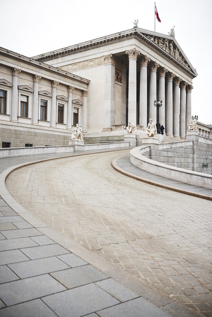 Boho | view more on my blog | festival fashion & style | brown leather jacket | black jeans with fringes | laced up black shoes