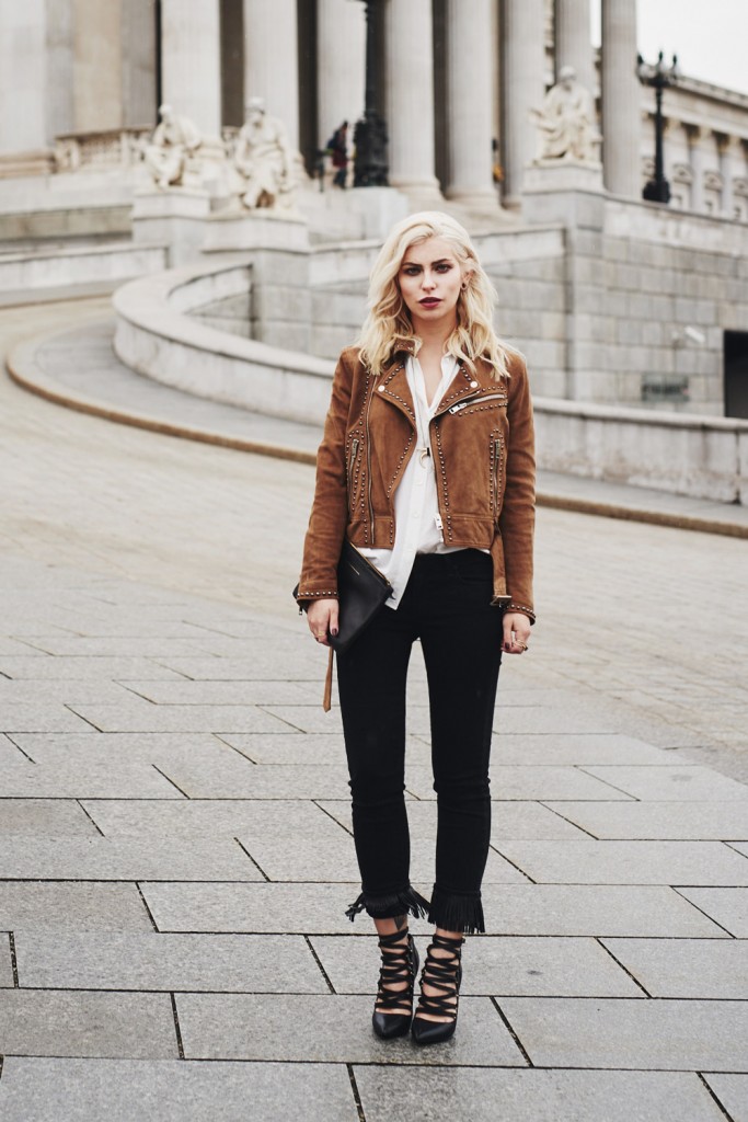 Boho | view more on my blog | festival fashion & style | brown leather jacket | black jeans with fringes | laced up black shoes