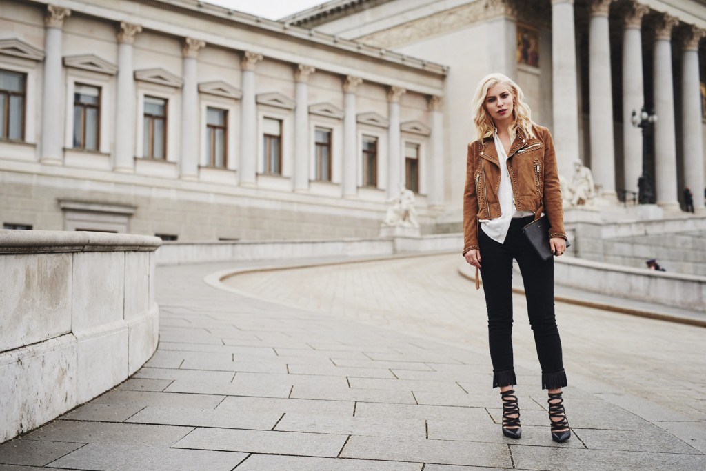 Boho | view more on my blog | festival fashion & style | brown leather jacket | black jeans with fringes | laced up black shoes