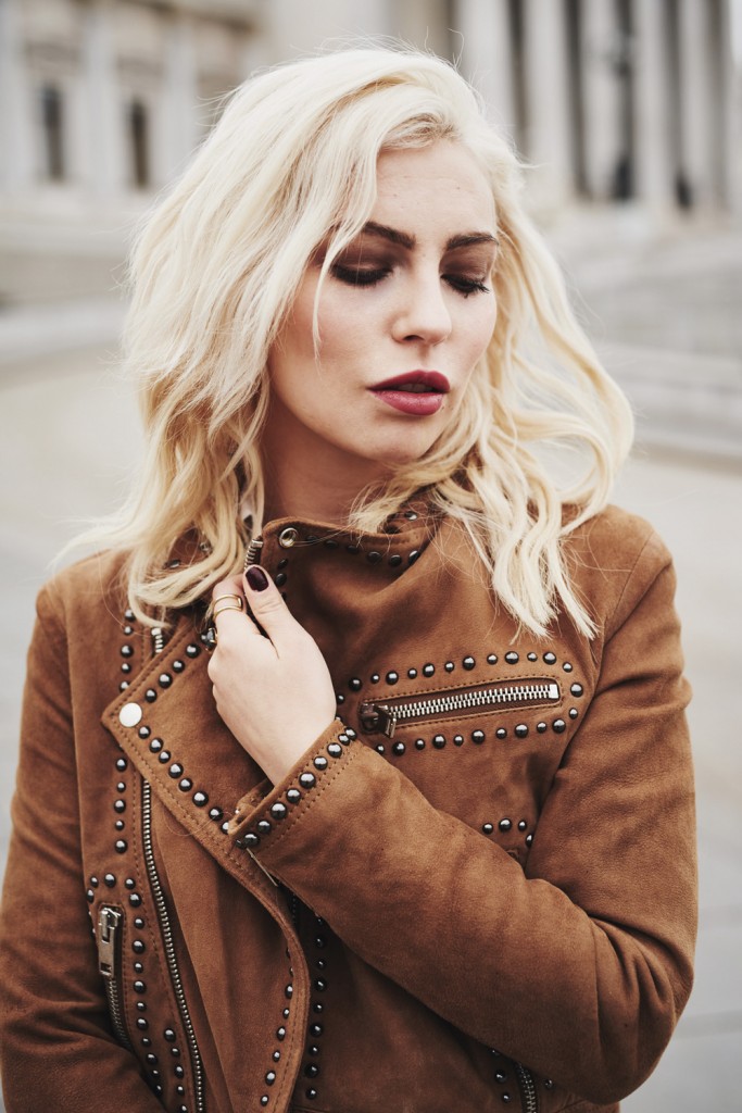 Boho | view more on my blog | festival fashion & style | brown leather jacket | black jeans with fringes | laced up black shoes