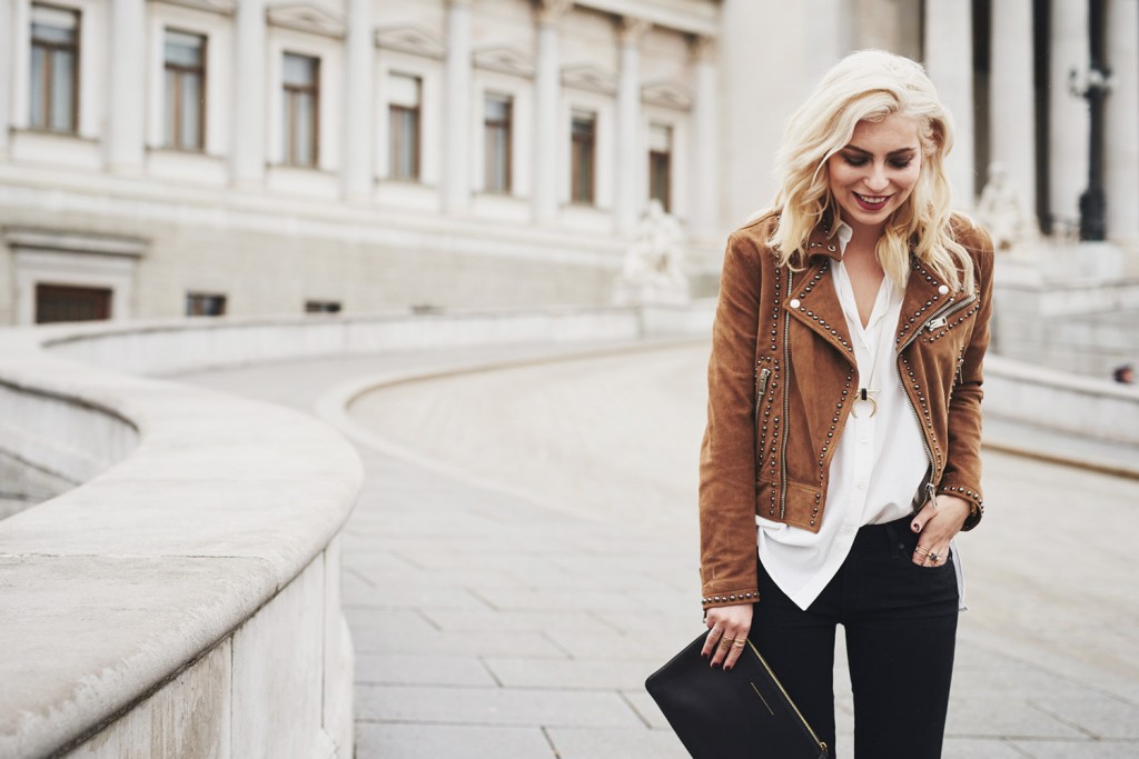 Boho | view more on my blog | festival fashion & style | brown leather jacket | black jeans with fringes | laced up black shoes