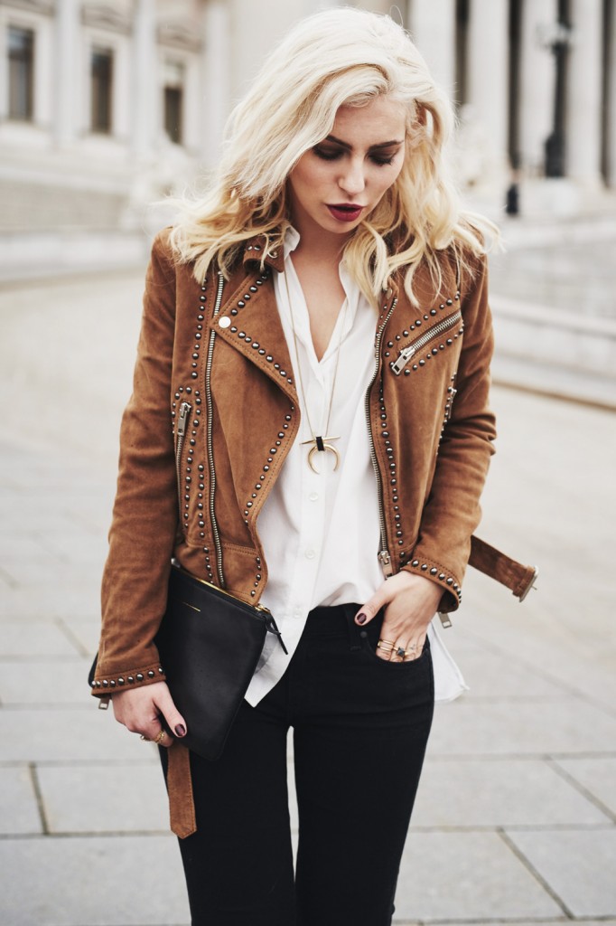 Boho | view more on my blog | festival fashion & style | brown leather jacket | black jeans with fringes | laced up black shoes