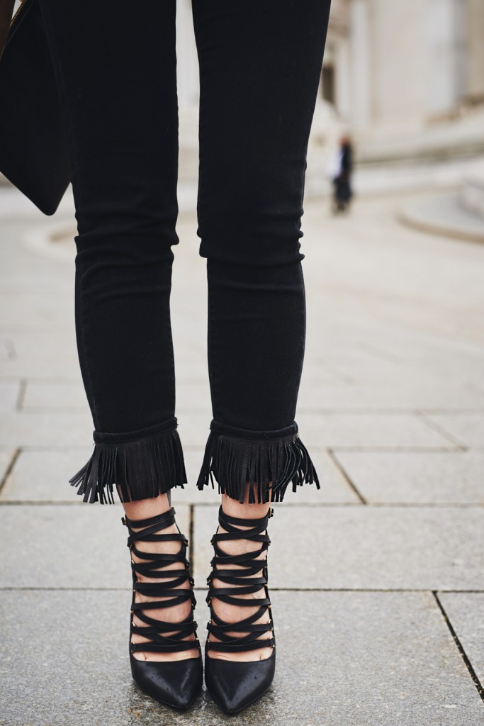 Boho | view more on my blog | festival fashion & style | brown leather jacket | black jeans with fringes | laced up black shoes