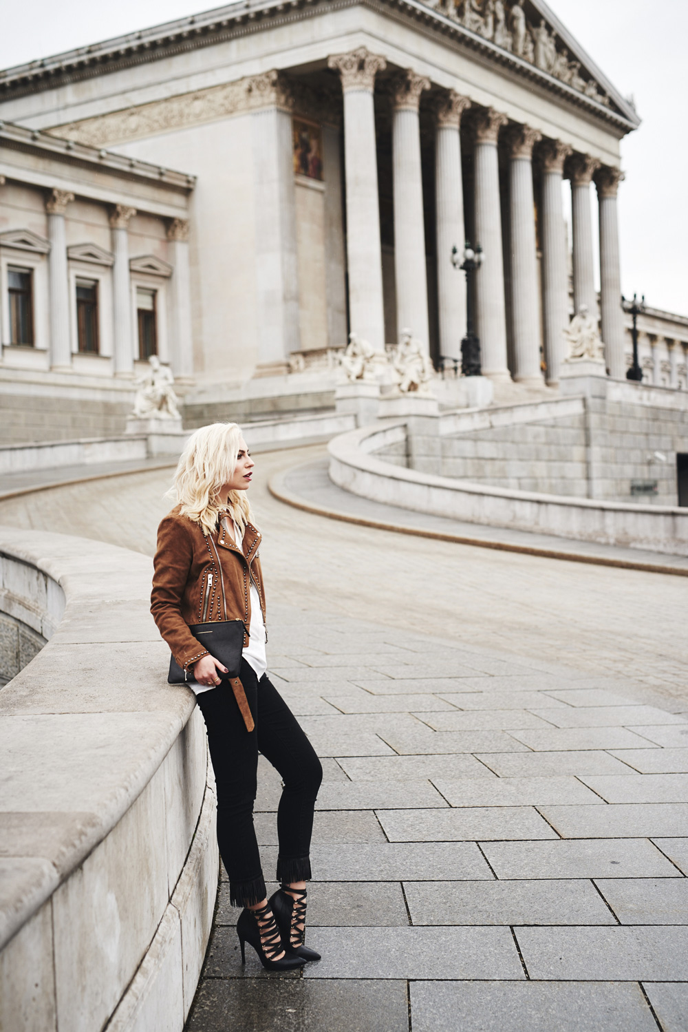 Boho | view more on my blog | festival fashion & style | brown leather jacket | black jeans with fringes | laced up black shoes