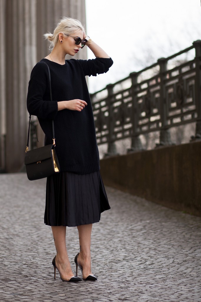 The Midi Skirt | view more details on my blog | plissee midi skirt in black | Cartier jewelry | Gianvito Rossi shoes | street style | fashion | outfit | Berlin | all black everything |