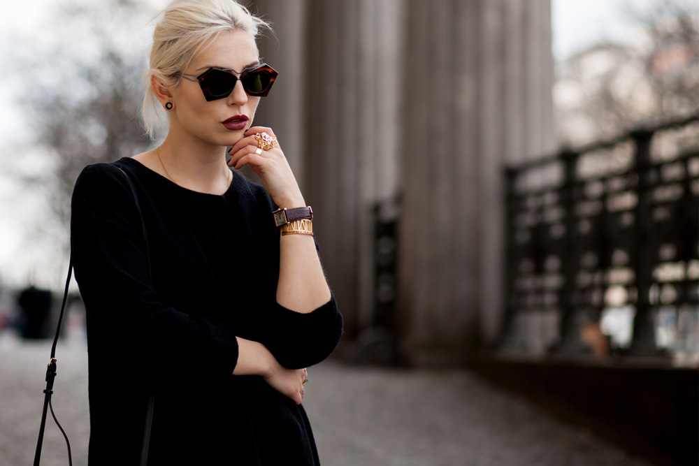 The Midi Skirt | view more details on my blog | plissee midi skirt in black | Cartier jewelry | Gianvito Rossi shoes | street style | fashion | outfit | Berlin | all black everything |