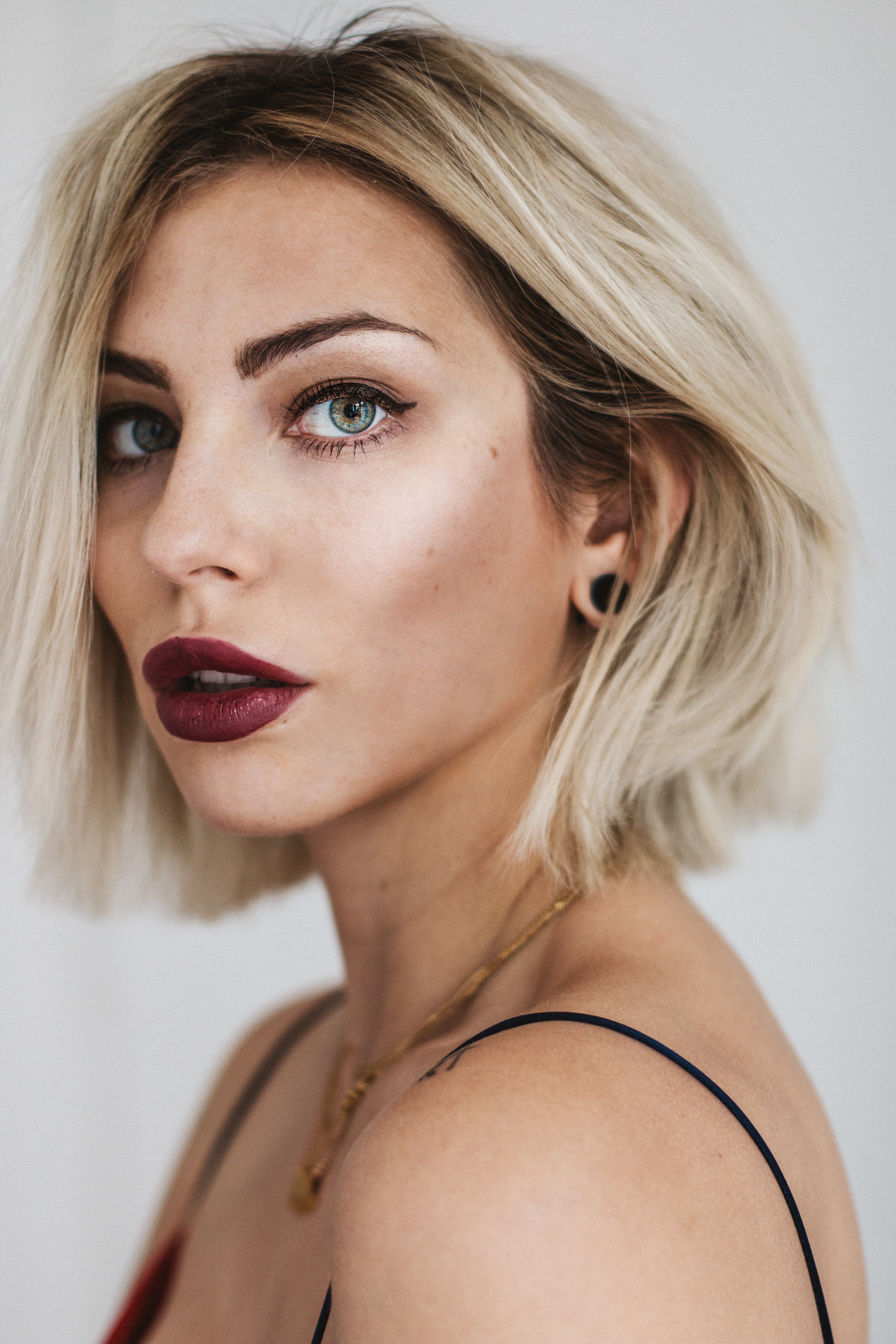 Masha Sedgwick - the signature look | find more details on my blog | platin blonde blunt bob hair style | Balayage | dark lips & eyliner | editorial