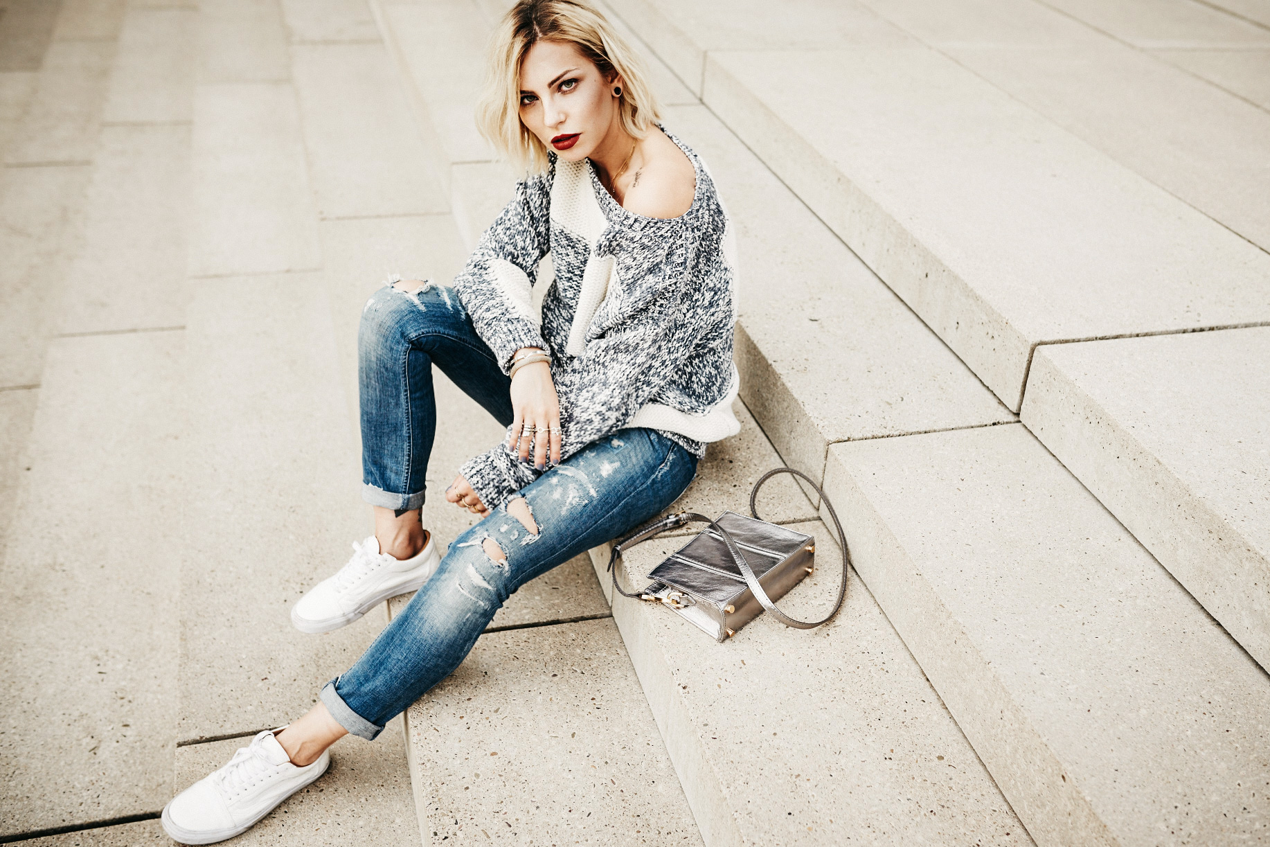 casual blue outfit | wearing Closed, Aly shea and Vans | shooting location: Berlin Kanzleramt