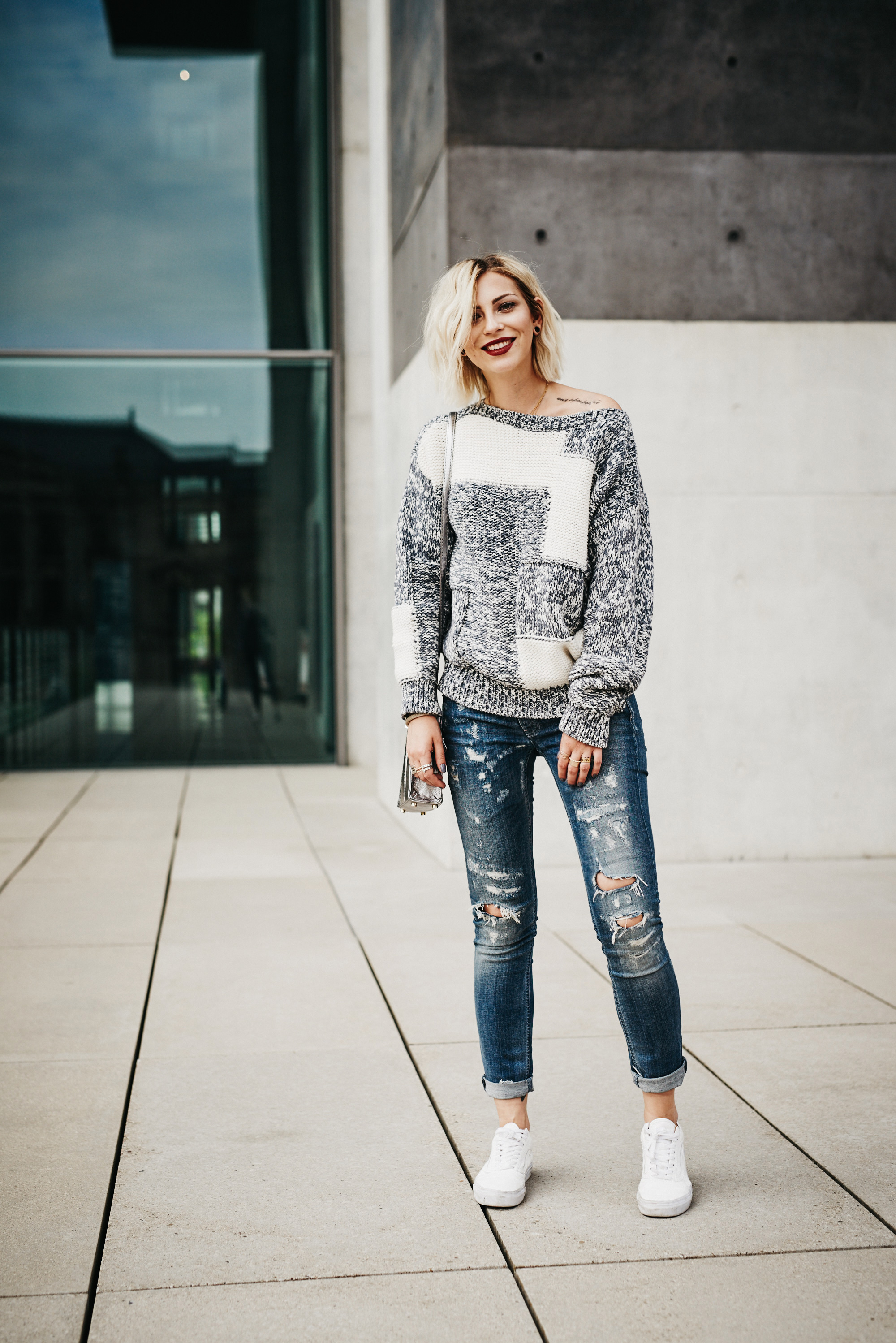 casual blue outfit | wearing Closed, Aly shea and Vans | shooting location: Berlin Kanzleramt
