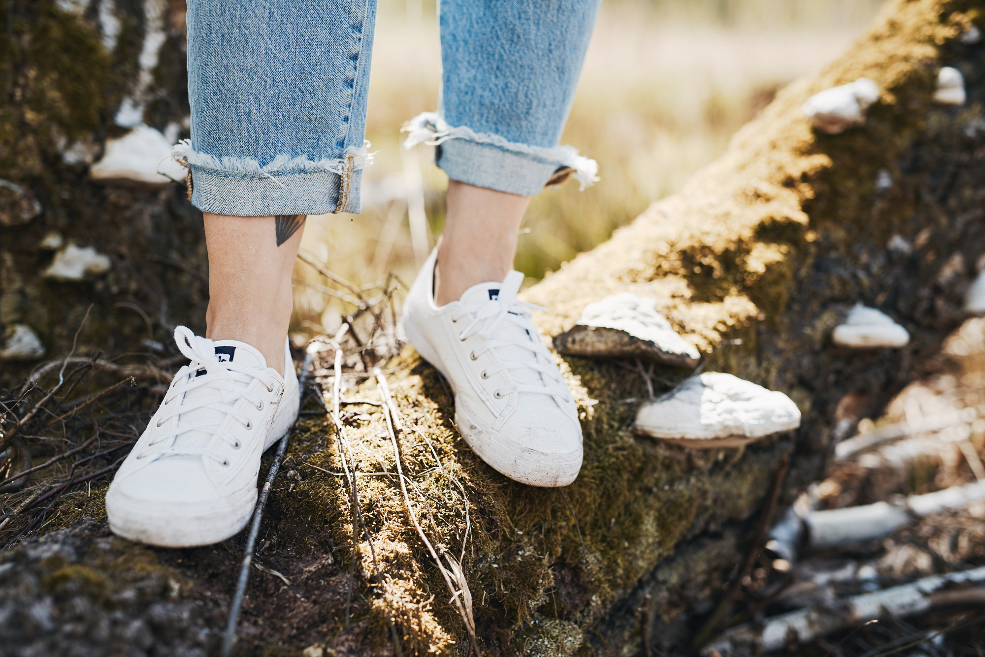 outfit in the forest | view more pictures on my blog | casual denim | white keds sneakers | denim vest from Levi's and Mom jeans from Closed | Coach dinky bag in green