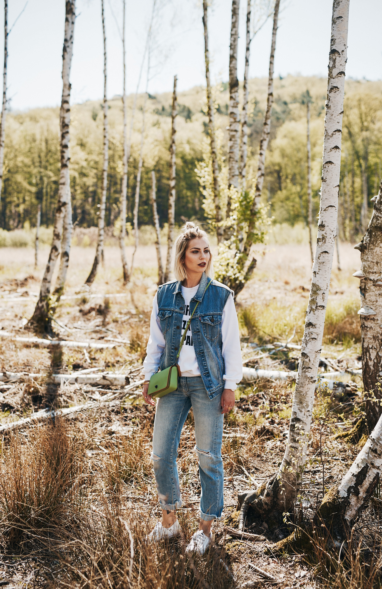 outfit in the forest | view more pictures on my blog | casual denim | white keds sneakers | denim vest from Levi's and Mom jeans from Closed | Coach dinky bag in green
