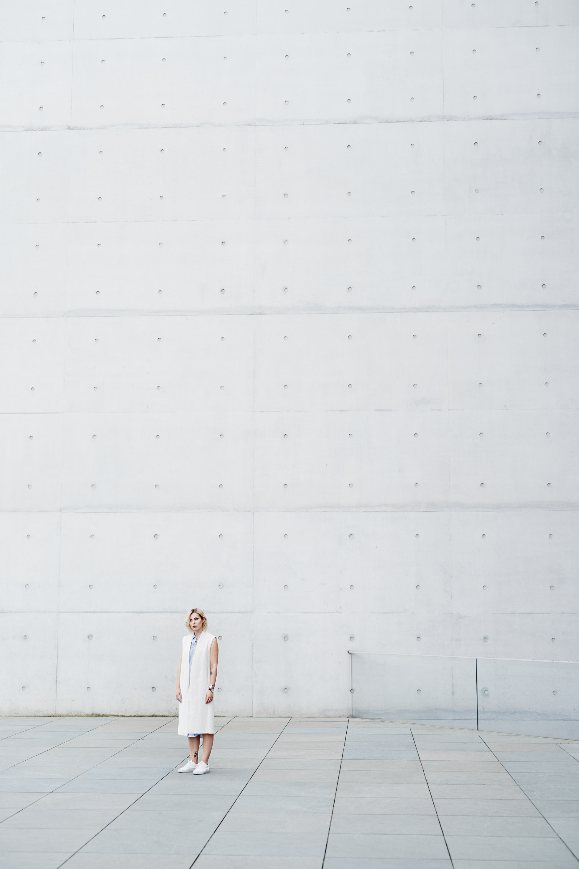 clean white | Calvin Klein watch & jewelry | shooting location: Kanzleramt/Bundestag | scandinavian style