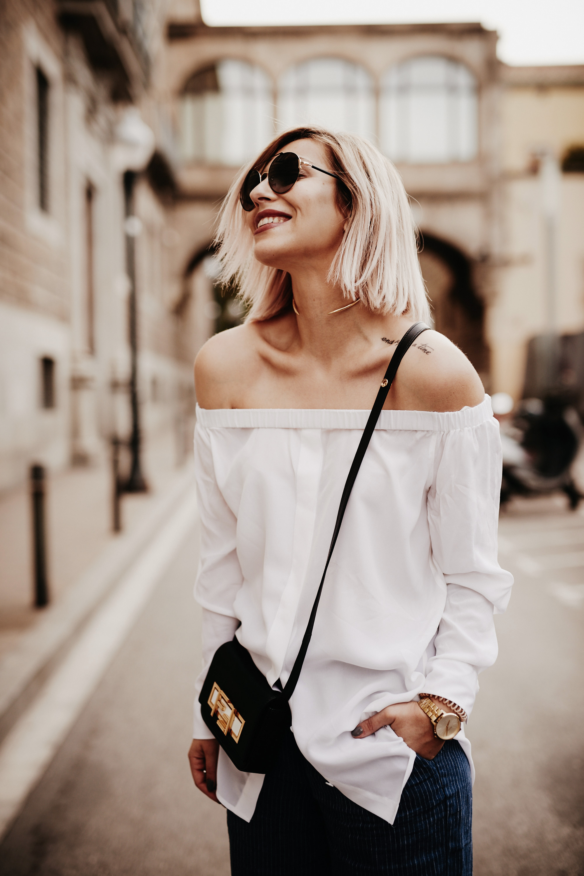 Outfit shooting in Barcelona | casual style wearing: off-shoulder shirt, Mom Jeans, Fendi 3Baguette and edgy heels | fashion blogger