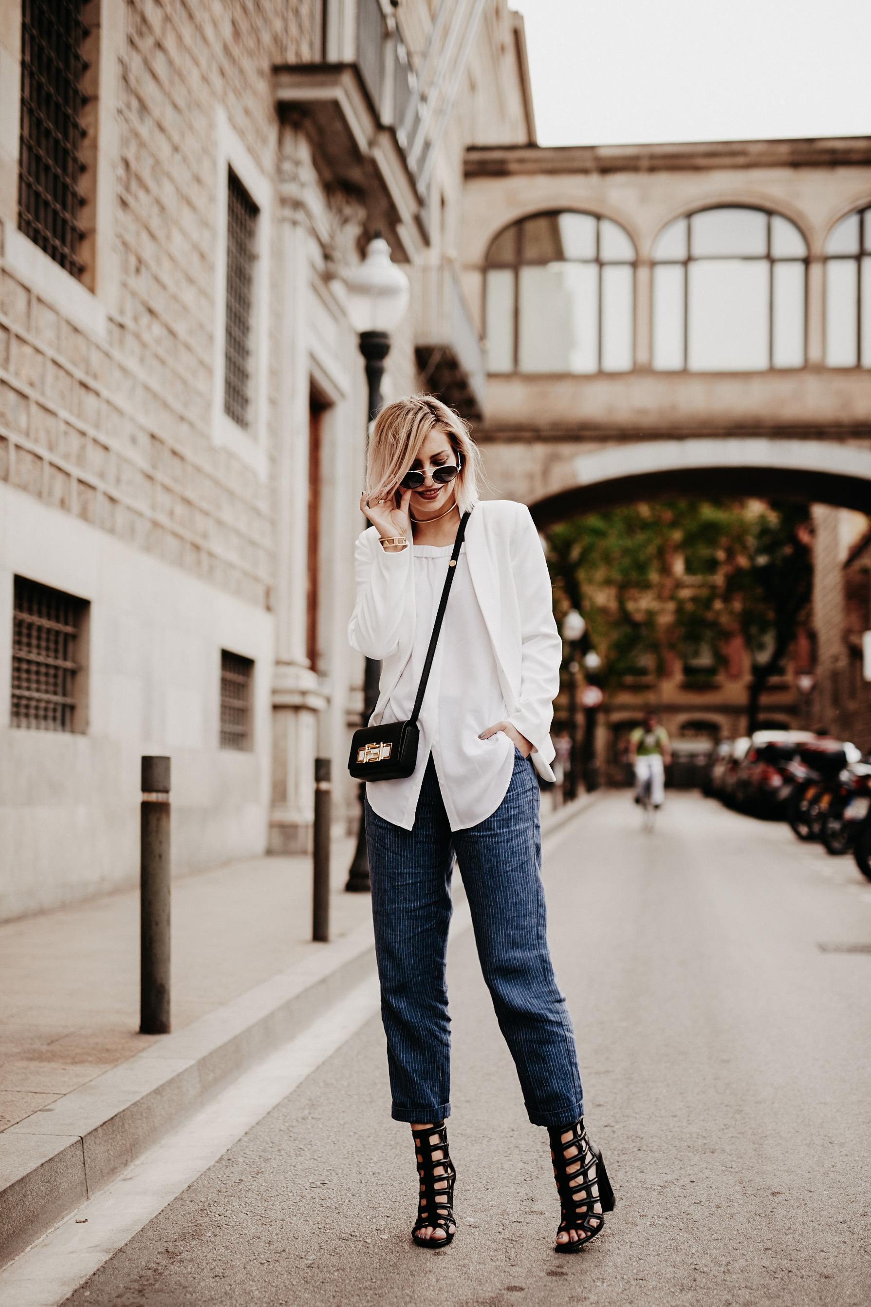 Outfit shooting in Barcelona | casual style wearing: off-shoulder shirt, Mom Jeans, Fendi 3Baguette and edgy heels | fashion blogger