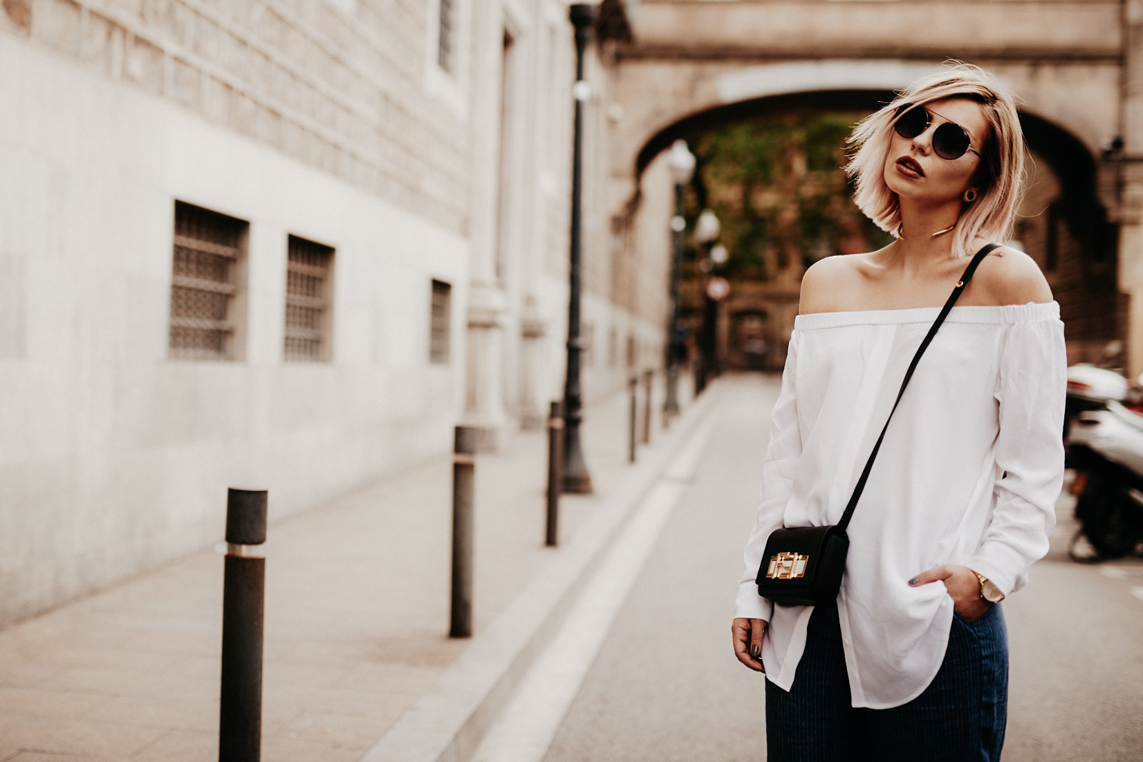 Outfit shooting in Barcelona | casual style wearing: off-shoulder shirt, Mom Jeans, Fendi 3Baguette and edgy heels | fashion blogger