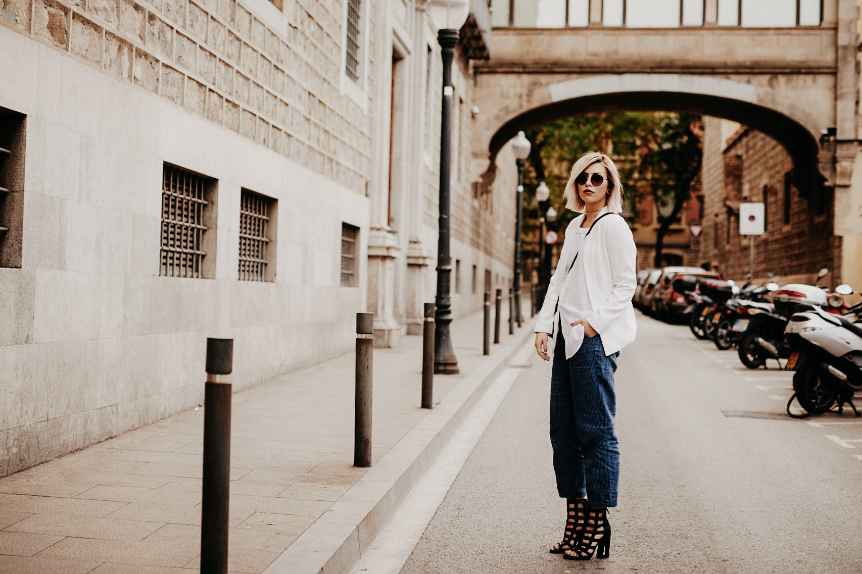 Outfit shooting in Barcelona | casual style wearing: off-shoulder shirt, Mom Jeans, Fendi 3Baguette and edgy heels | fashion blogger