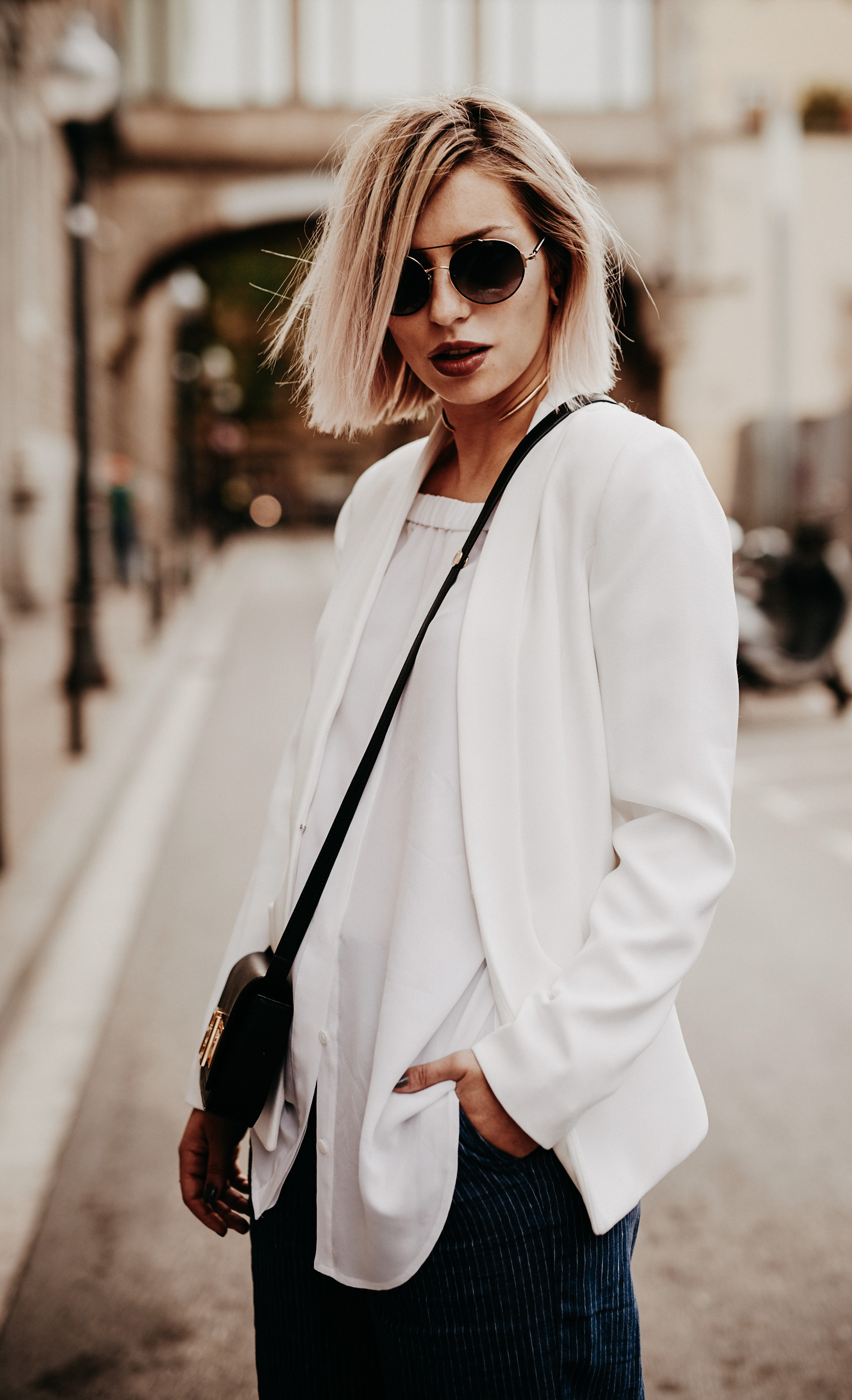 Outfit shooting in Barcelona | casual style wearing: off-shoulder shirt, Mom Jeans, Fendi 3Baguette and edgy heels | fashion blogger