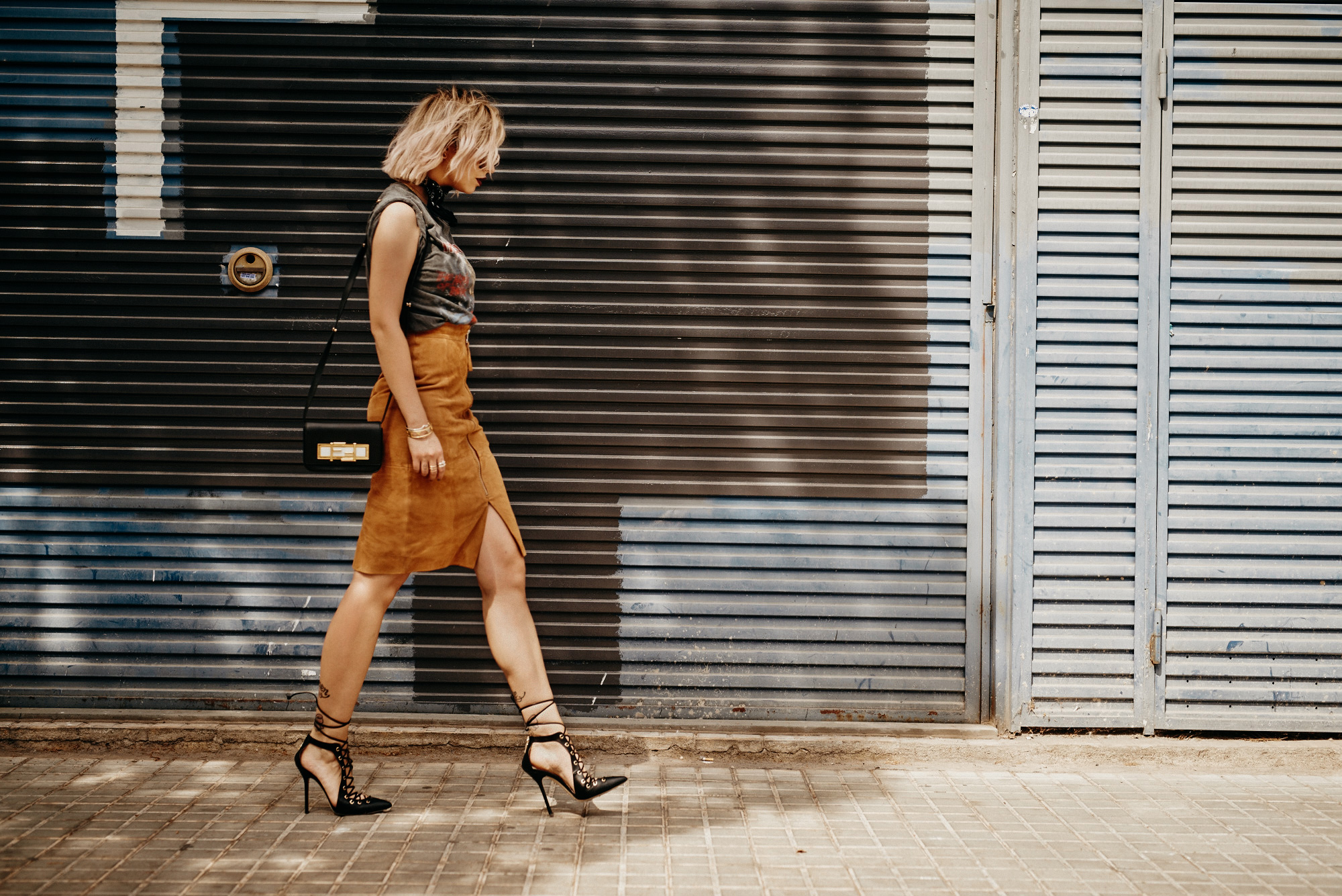 Street style taken in Barcelona, Spain | Masha Sedgwick is wearing a vintage Iron Maiden band shirt, a brown suede pencil skirt, lace up high heels from Elisabetta Franchi and round sunnies from Gucci | find more pictures and fashion & beauty topics on my blog