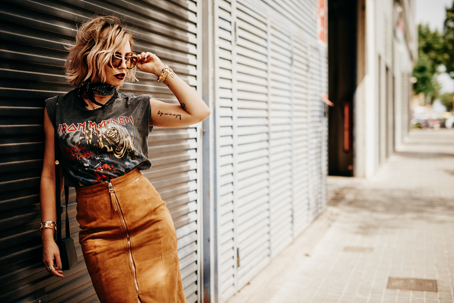 Street style taken in Barcelona, Spain | Masha Sedgwick is wearing a vintage Iron Maiden band shirt, a brown suede pencil skirt, lace up high heels from Elisabetta Franchi and round sunnies from Gucci | find more pictures and fashion & beauty topics on my blog