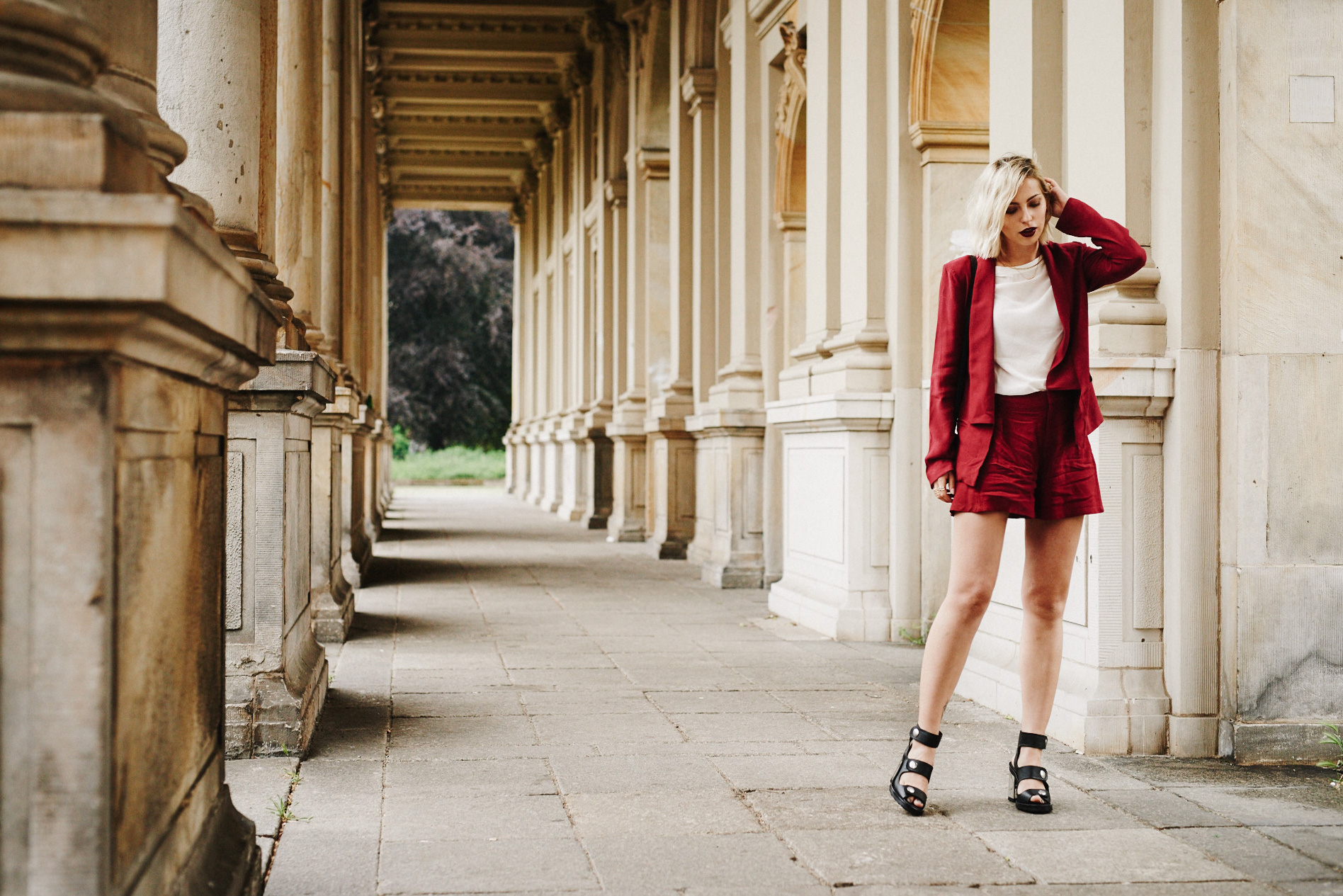 the red two piece | view more details on my blog | Zweiteiler: Gestuz, sandals: Opening ceremony | office fashion & style | burgundy