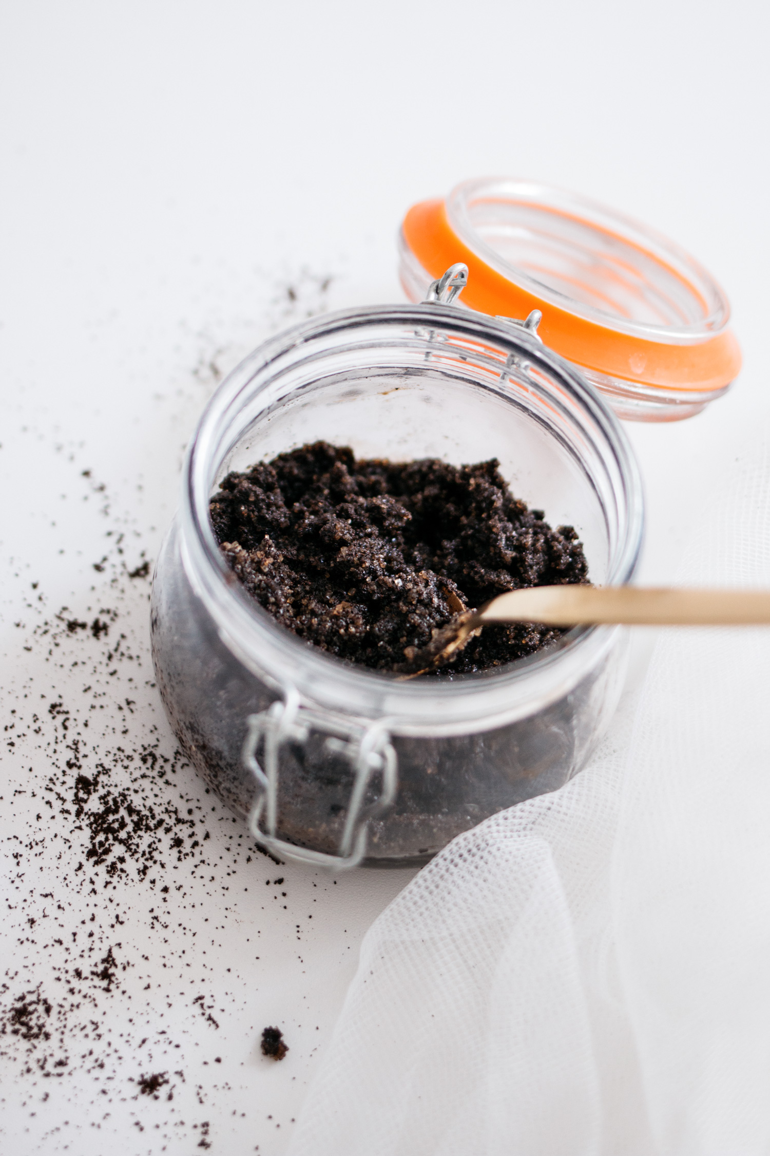diy: coffee scrub | how to do your own body peeling against cellulite | homemade